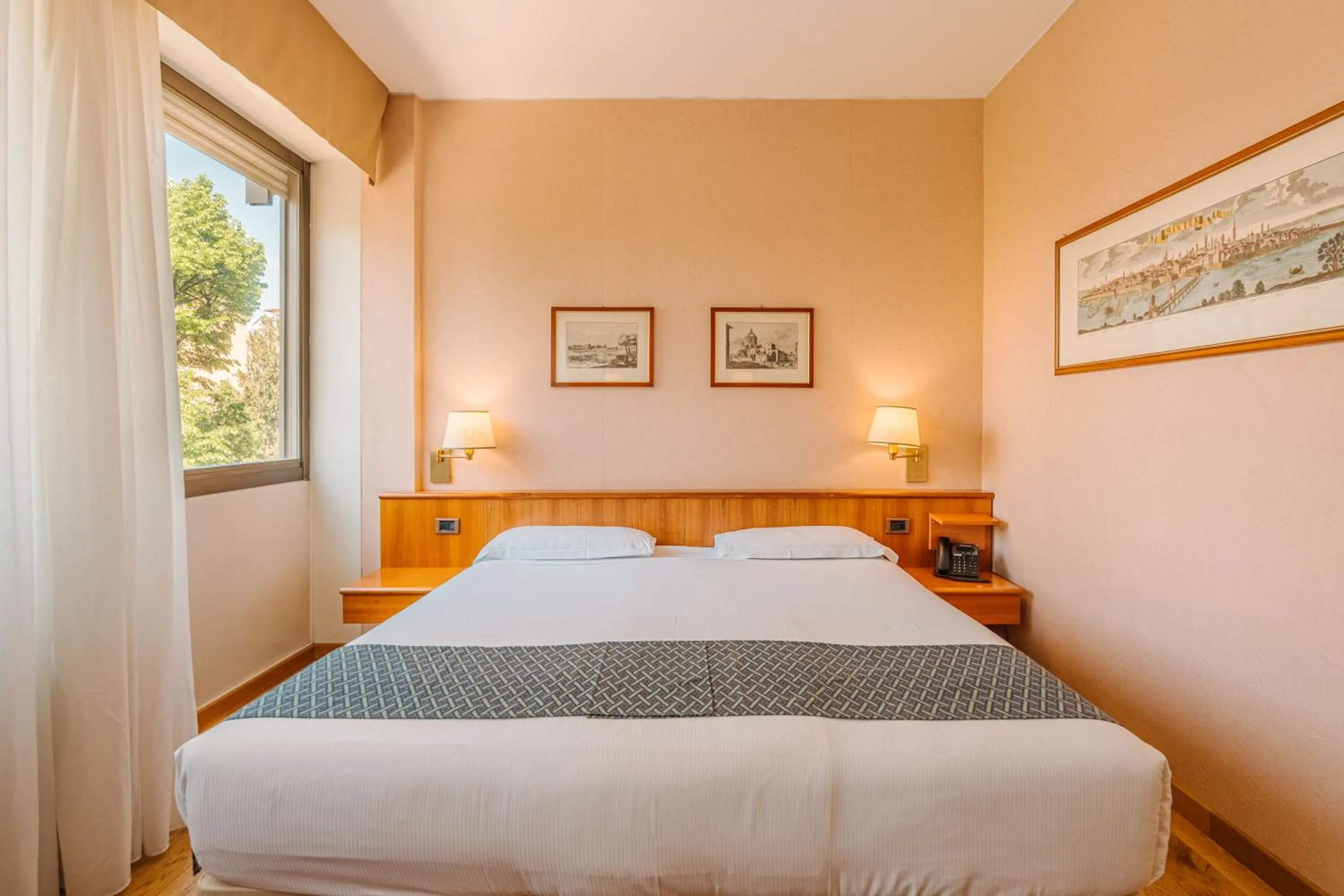 Photo of the whole room, Bed in Crystal Hotel Varese