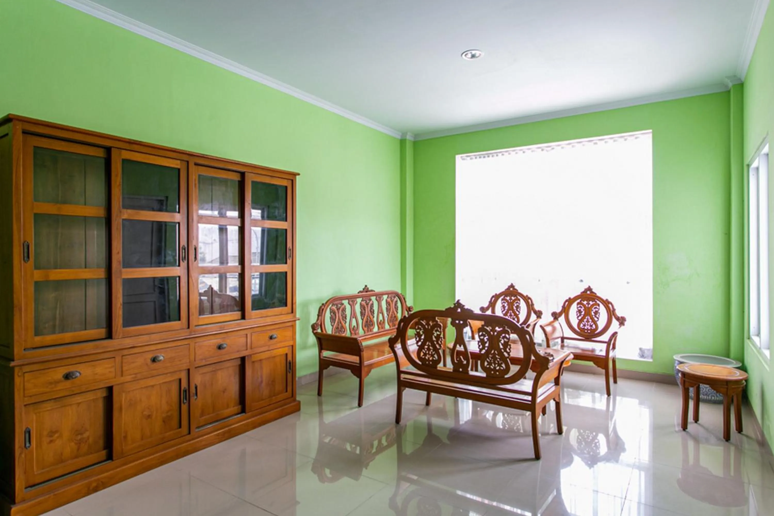 Seating area in RedDoorz near Universitas Muhammadiyah Yogyakarta