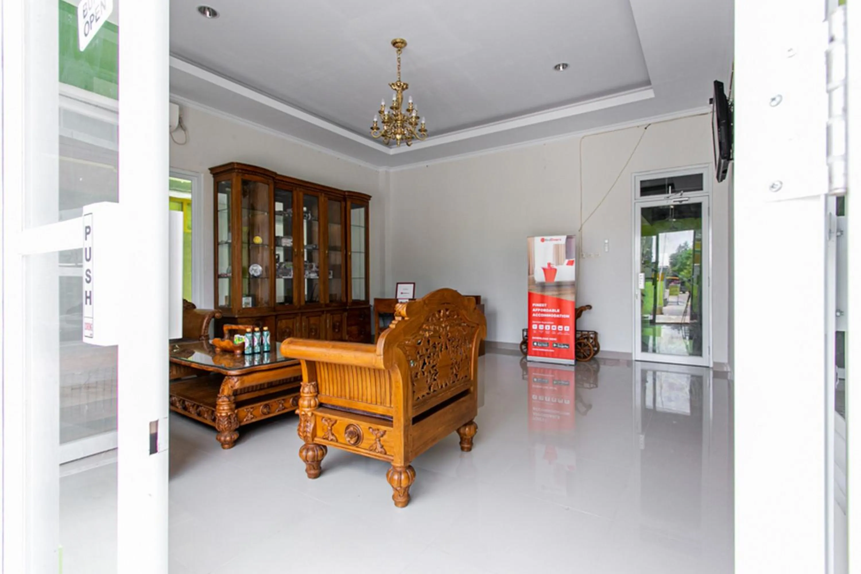 Seating area in RedDoorz near Universitas Muhammadiyah Yogyakarta