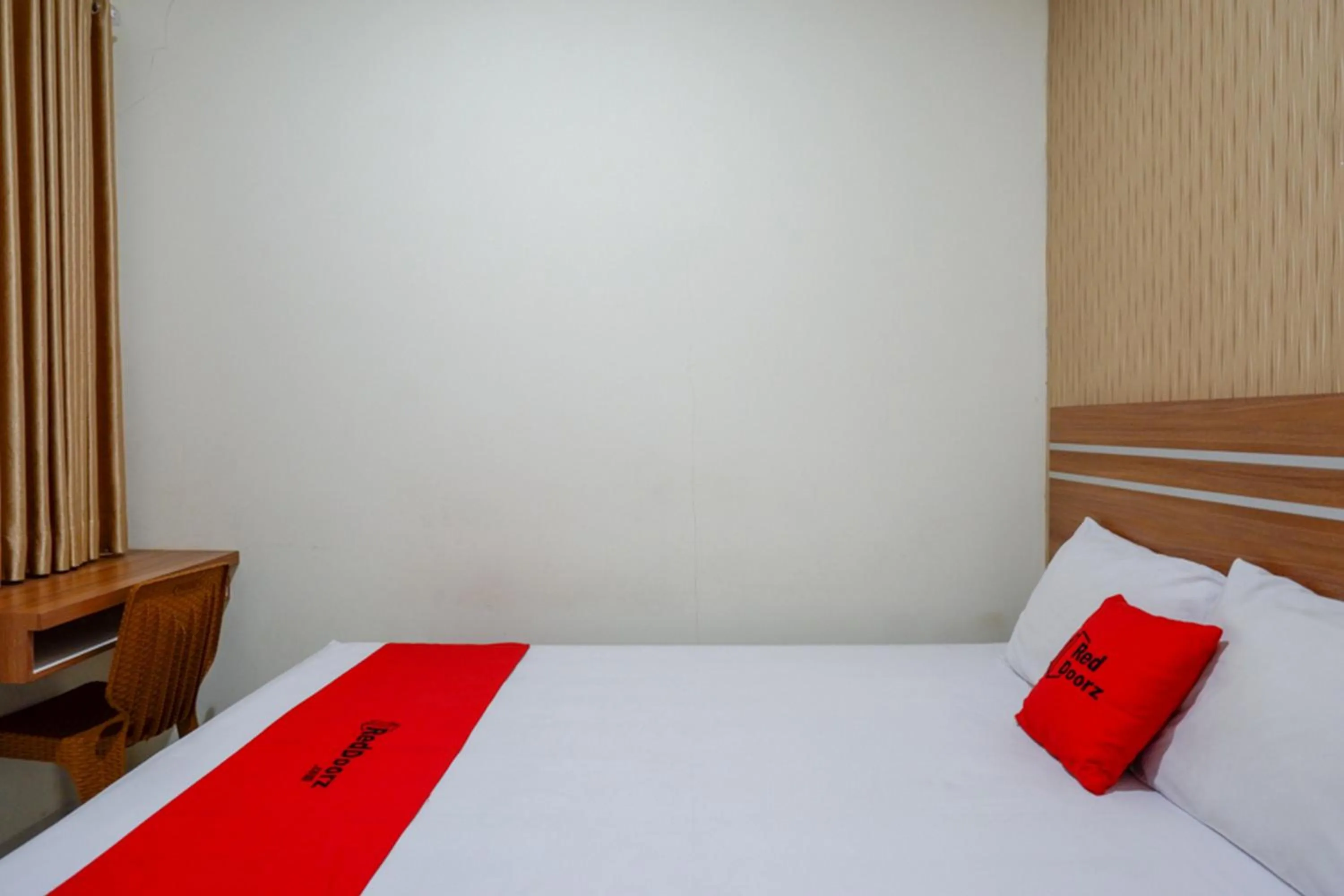 Bed in RedDoorz near Living Plaza Purwokerto