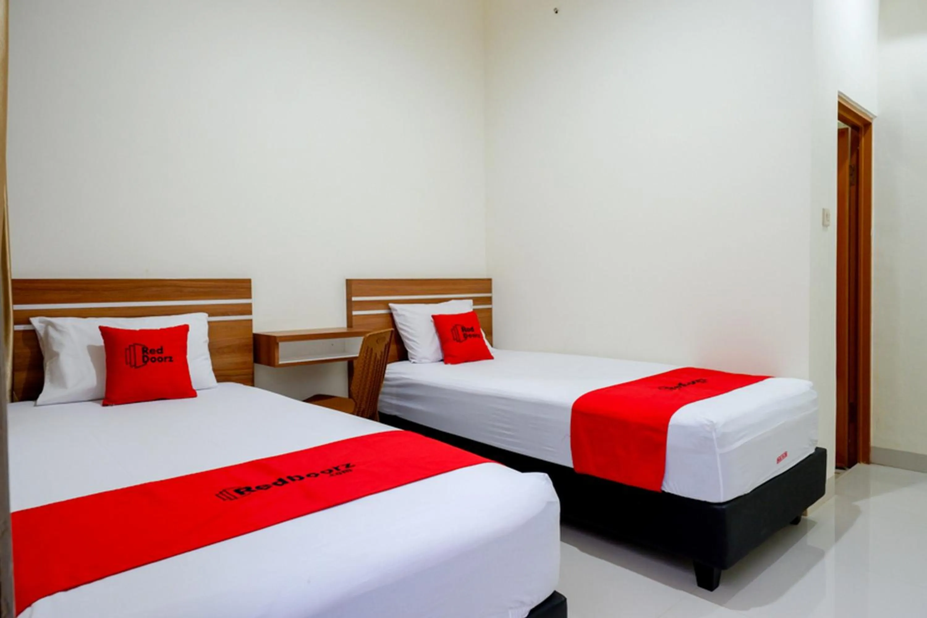 Bedroom, Bed in RedDoorz near Living Plaza Purwokerto