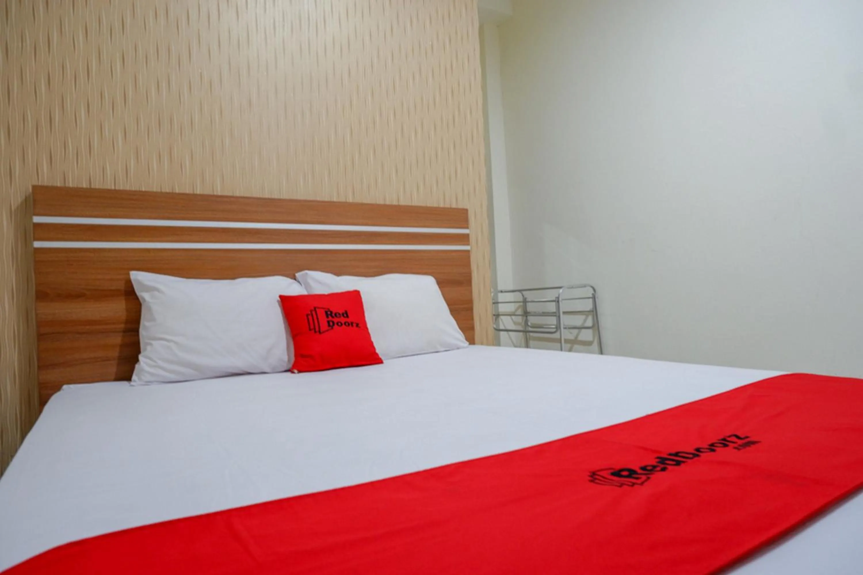 Bedroom, Bed in RedDoorz near Living Plaza Purwokerto