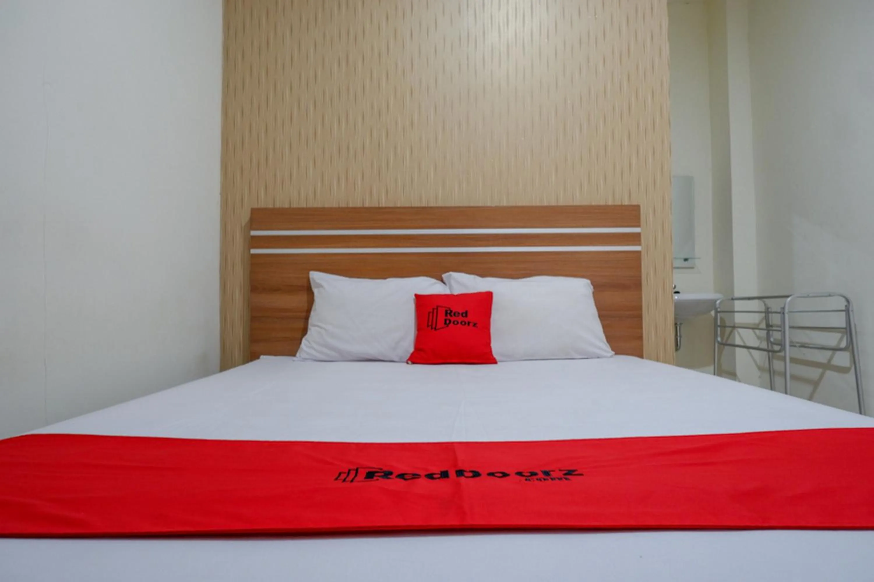 Bedroom, Bed in RedDoorz near Living Plaza Purwokerto