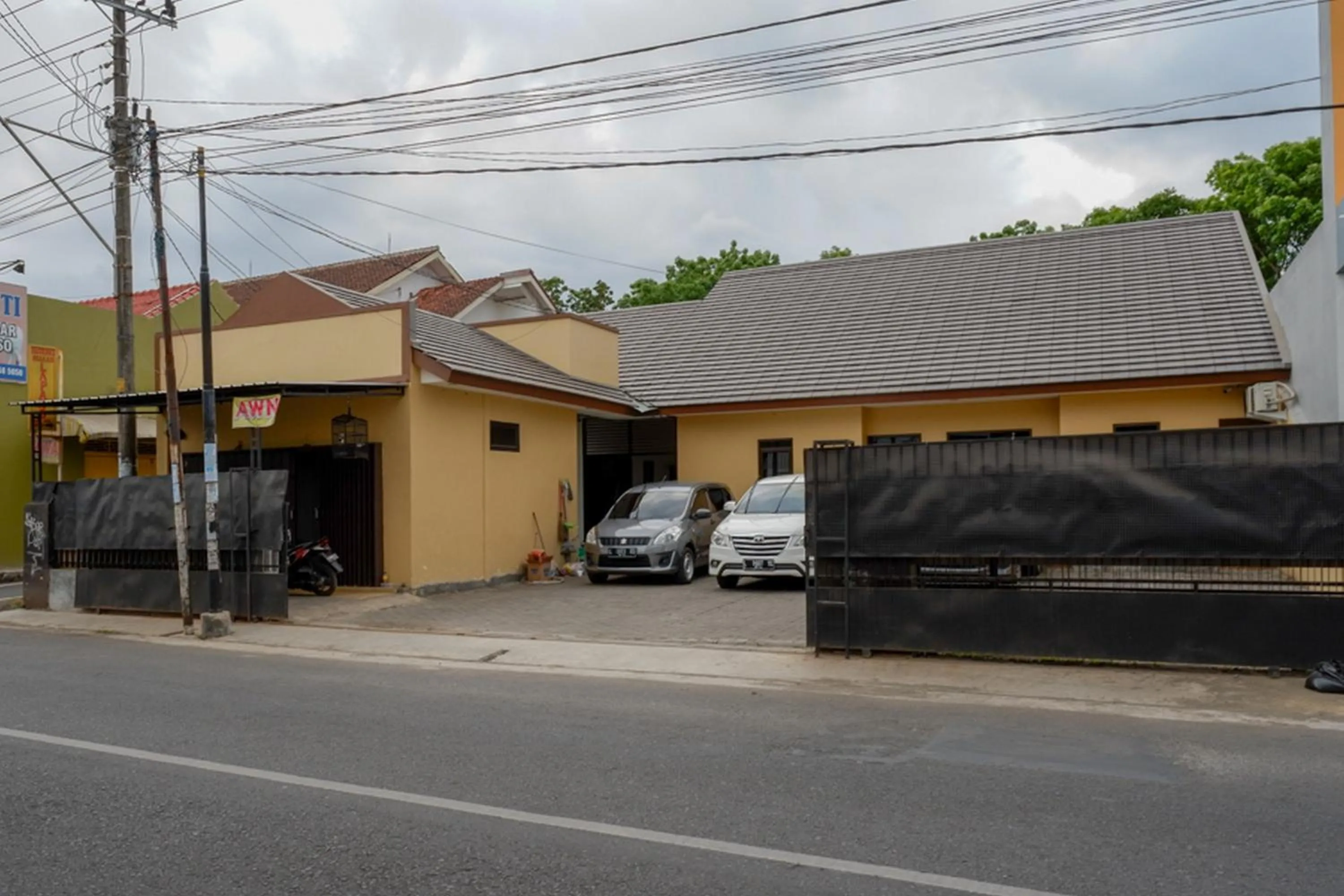 Property building in RedDoorz near Living Plaza Purwokerto