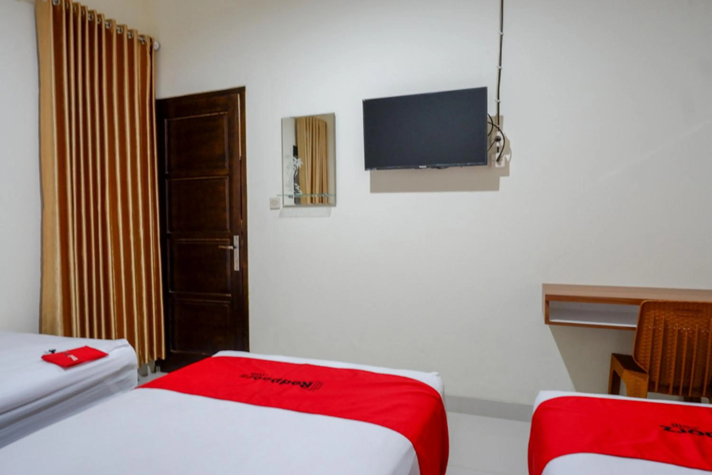 Bedroom, Bed in RedDoorz near Living Plaza Purwokerto
