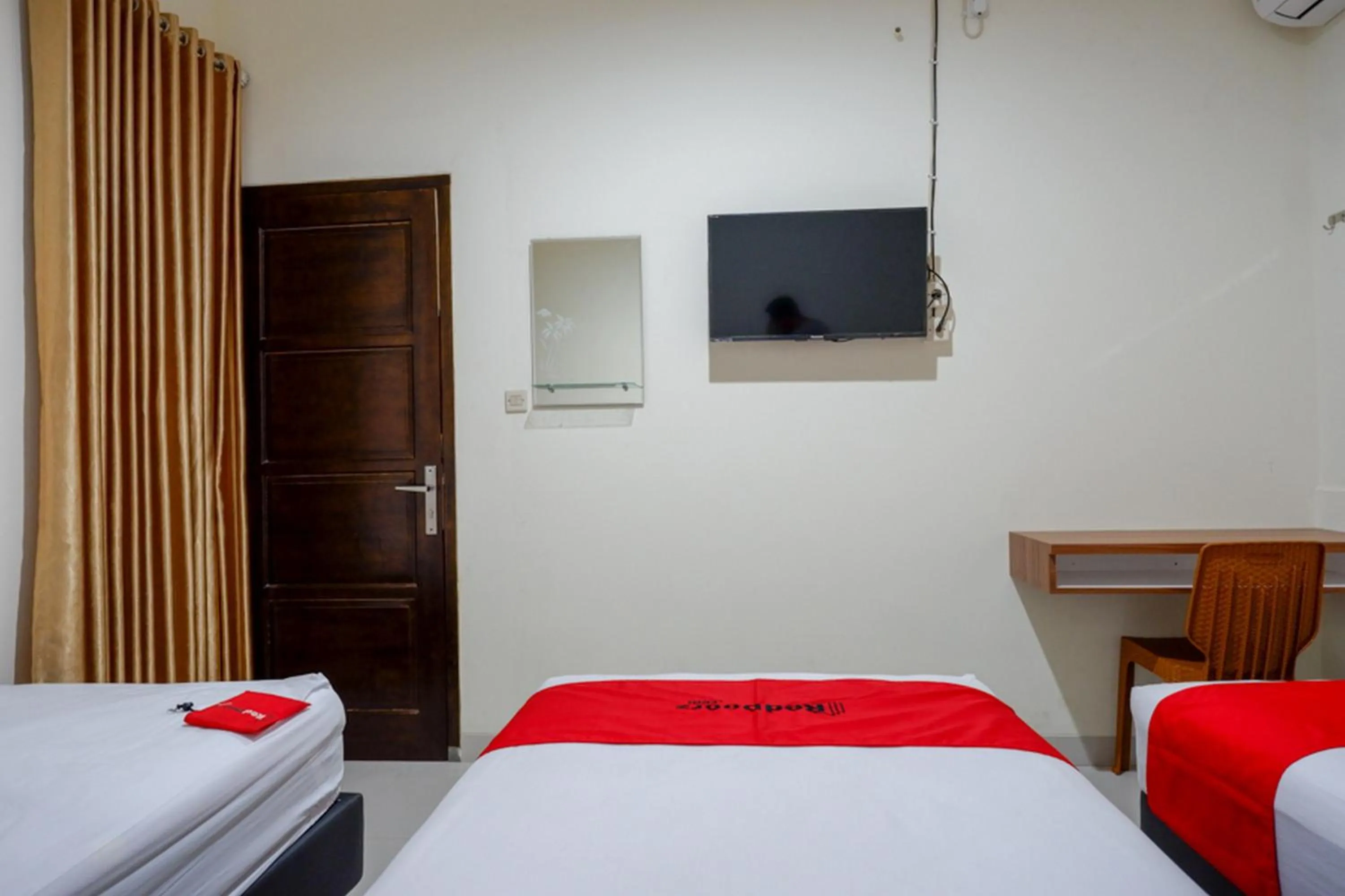 Bedroom, Bed in RedDoorz near Living Plaza Purwokerto