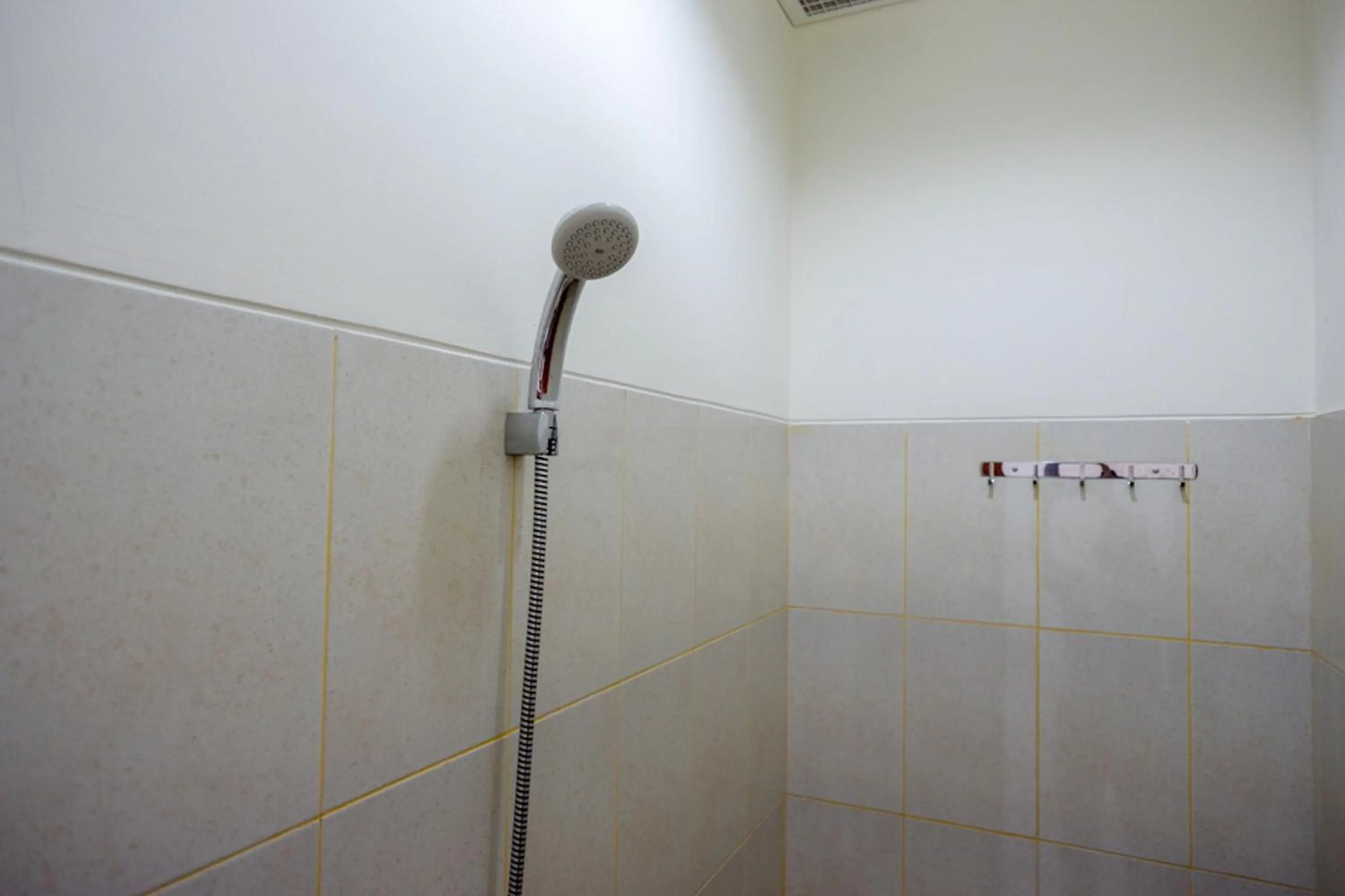 Bathroom in RedDoorz near Living Plaza Purwokerto