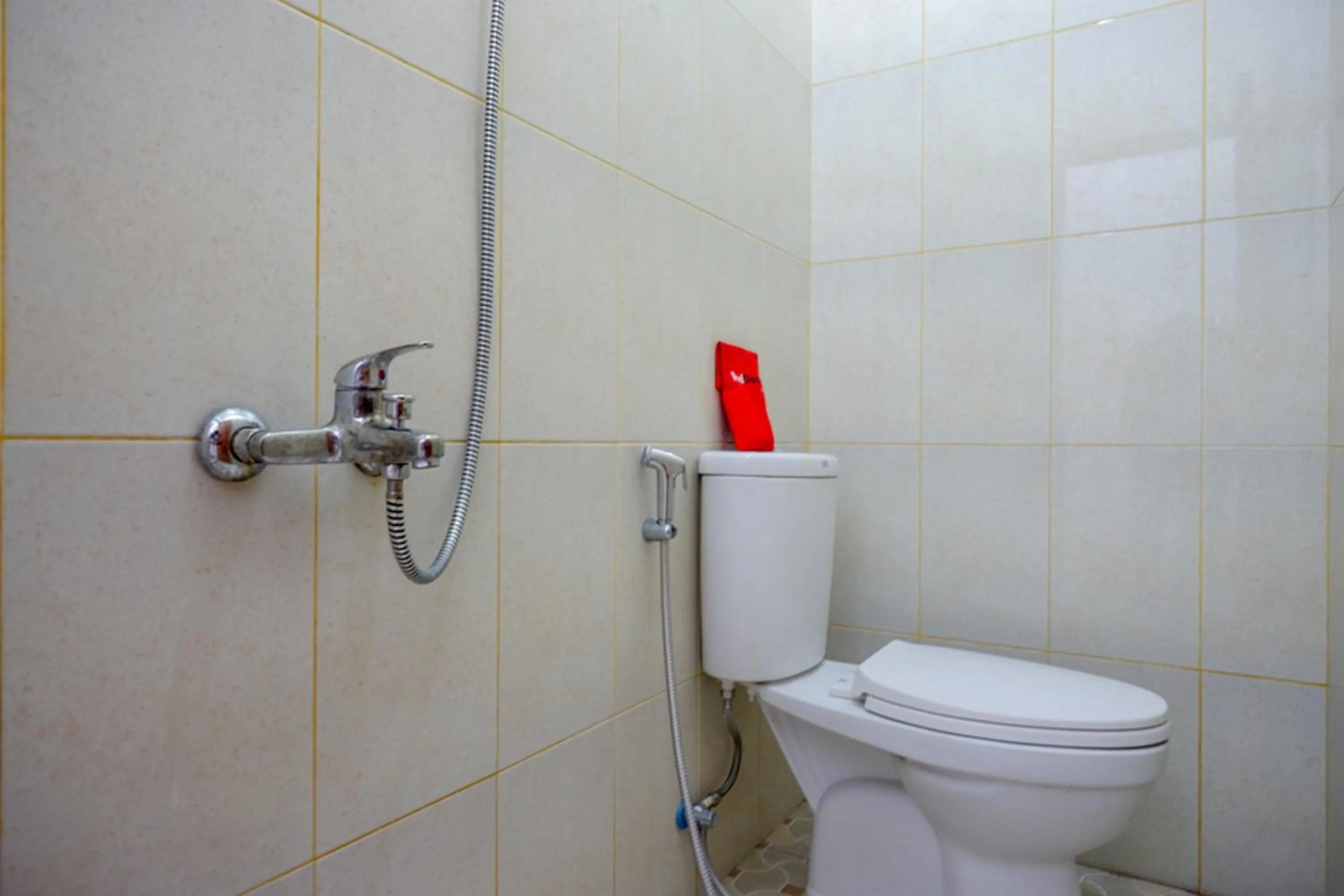 Bathroom in RedDoorz near Living Plaza Purwokerto