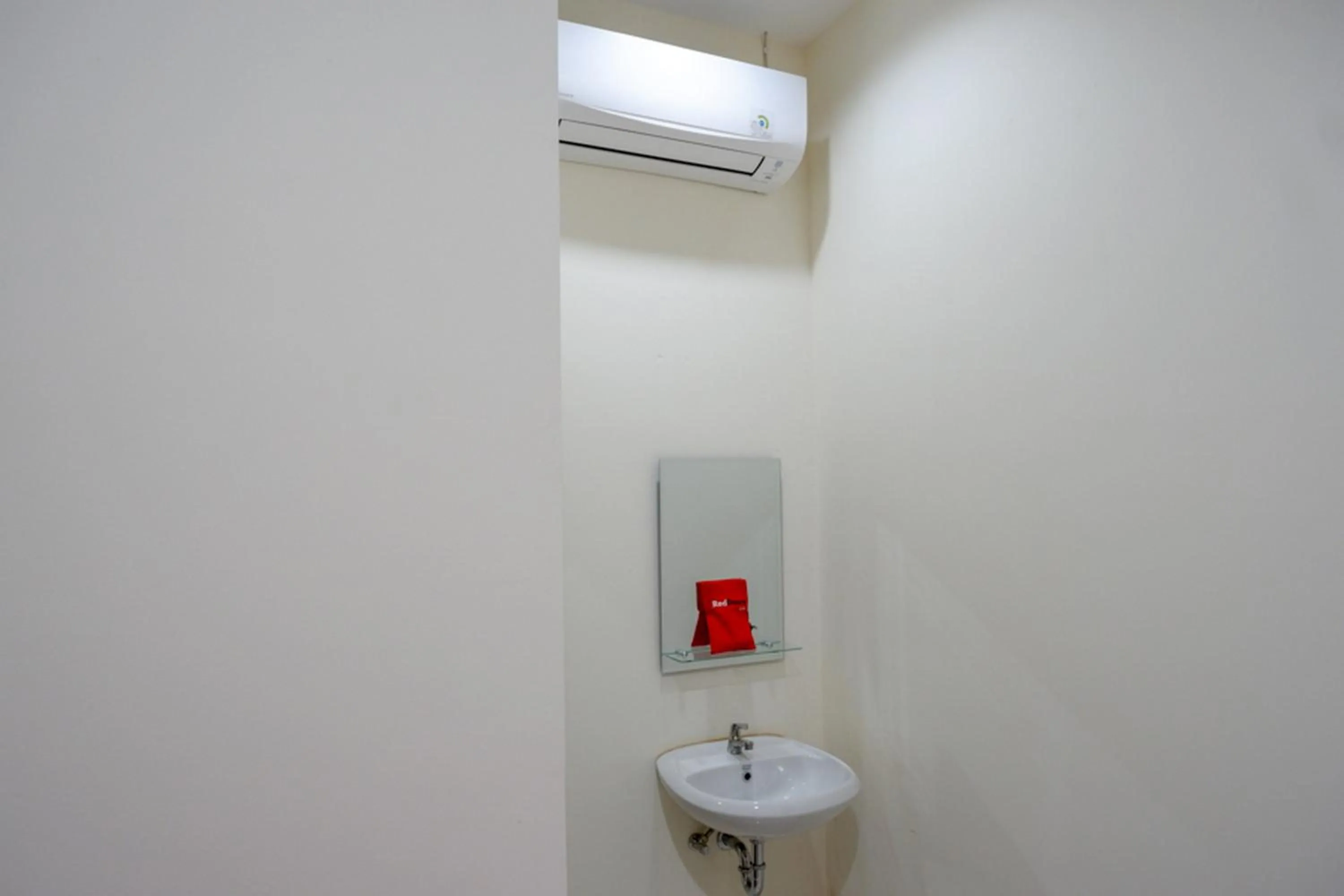 Bathroom in RedDoorz near Living Plaza Purwokerto
