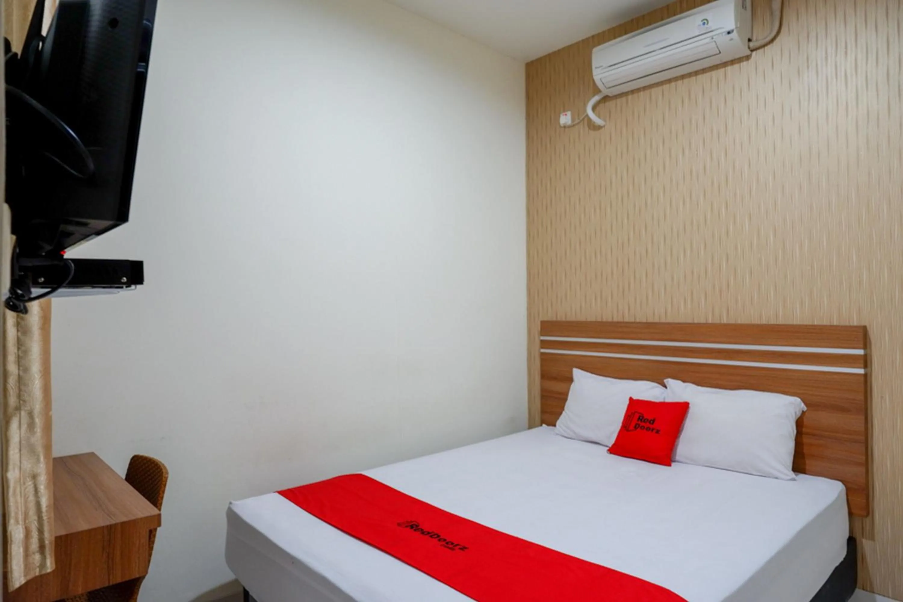 Bedroom, Bed in RedDoorz near Living Plaza Purwokerto