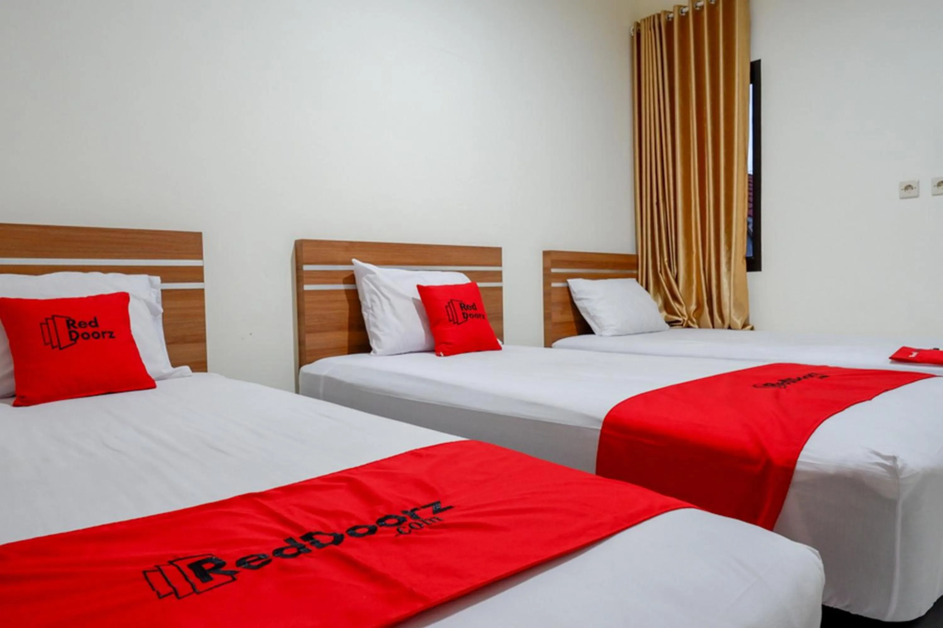 Bed in RedDoorz near Living Plaza Purwokerto