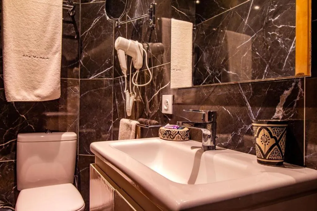 Shower in Hôtel Mechouar Plaza