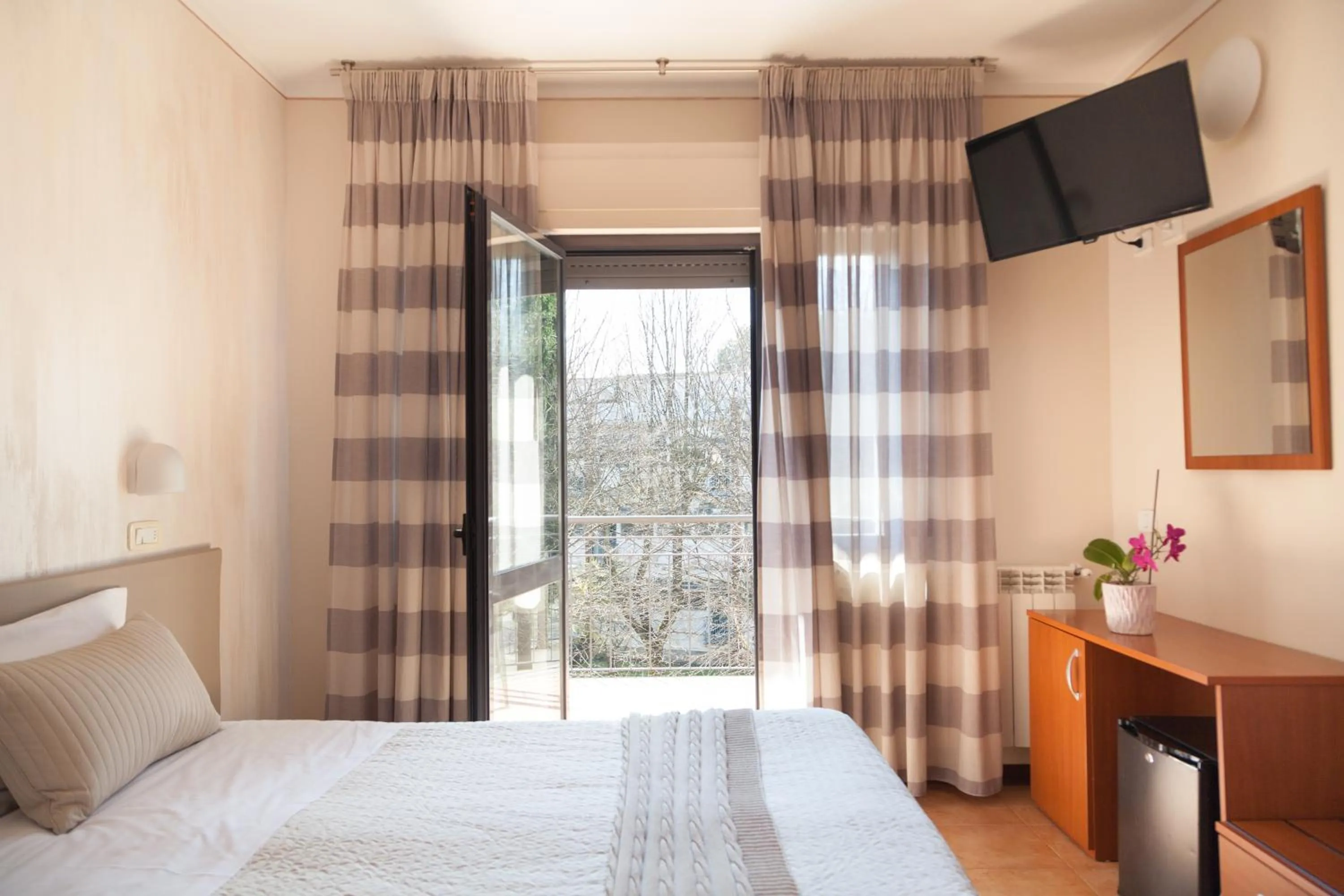 Balcony/Terrace, Bed in Hotel Fabbrini