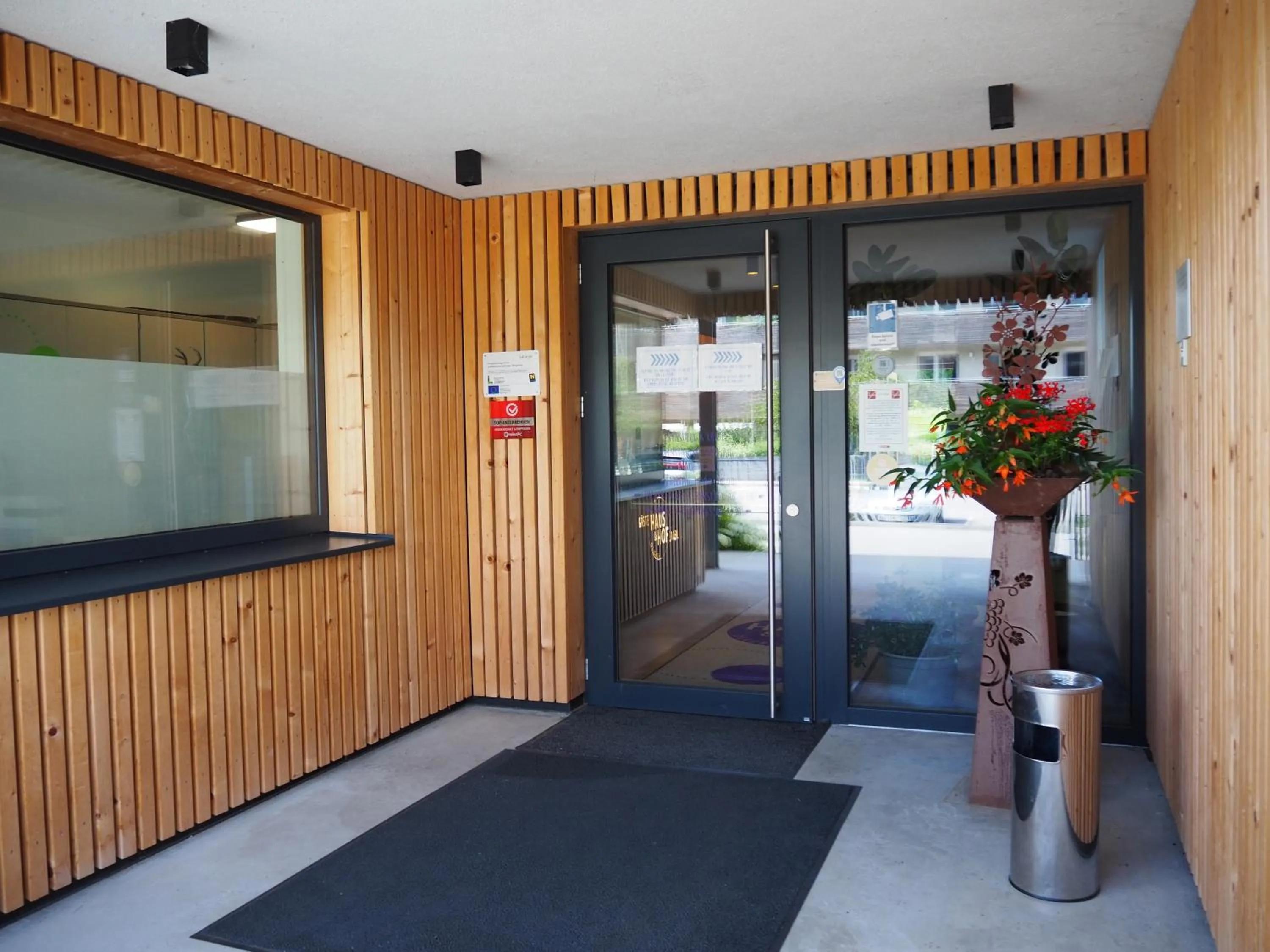 Facade/entrance in GästeHAUS & HOFladen Familie Öllerer
