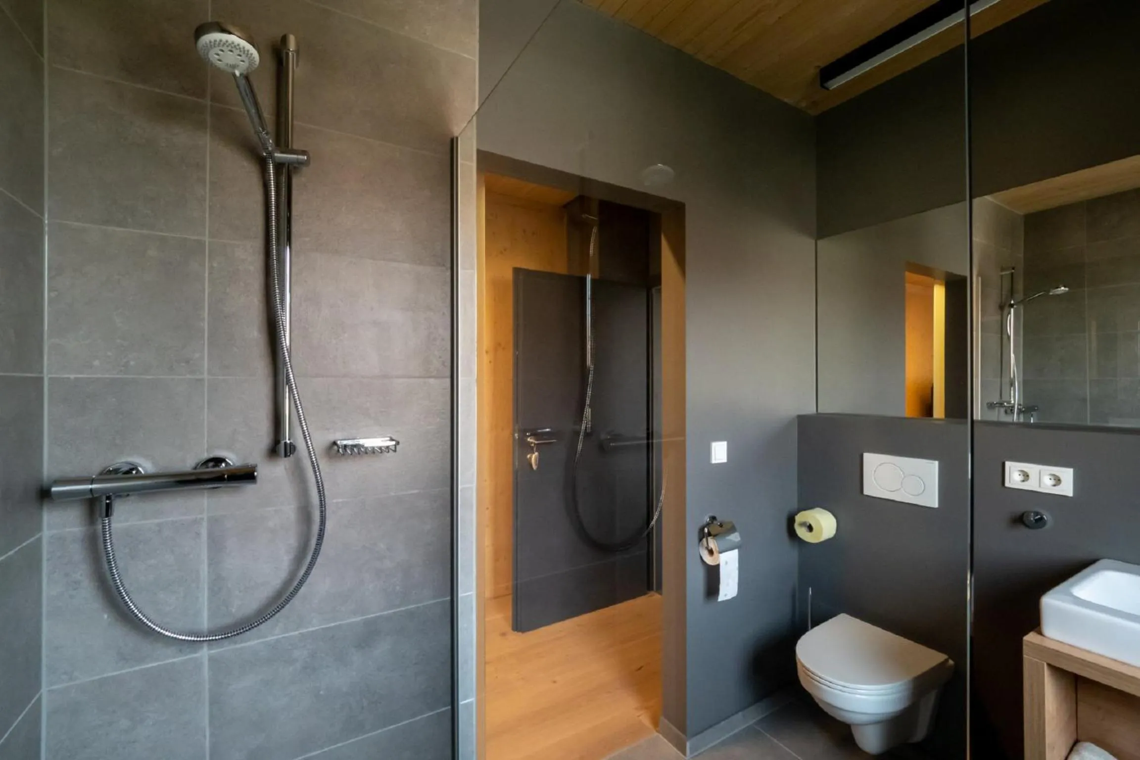 Shower in GästeHAUS & HOFladen Familie Öllerer