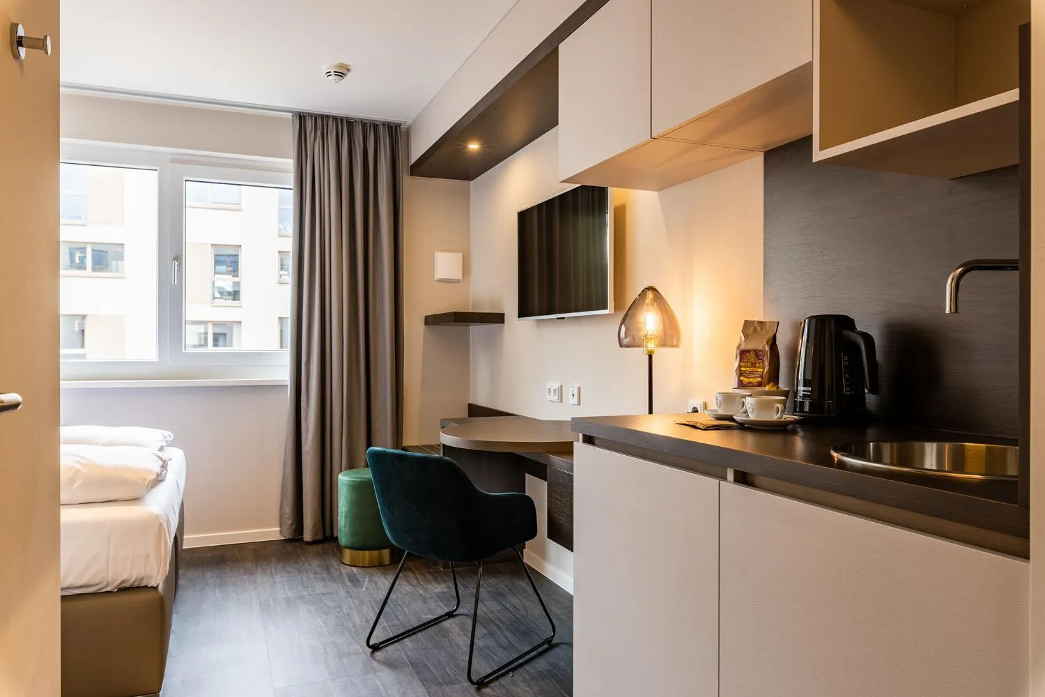 Photo of the whole room, Bed in MASEVEN München Messe Dornach