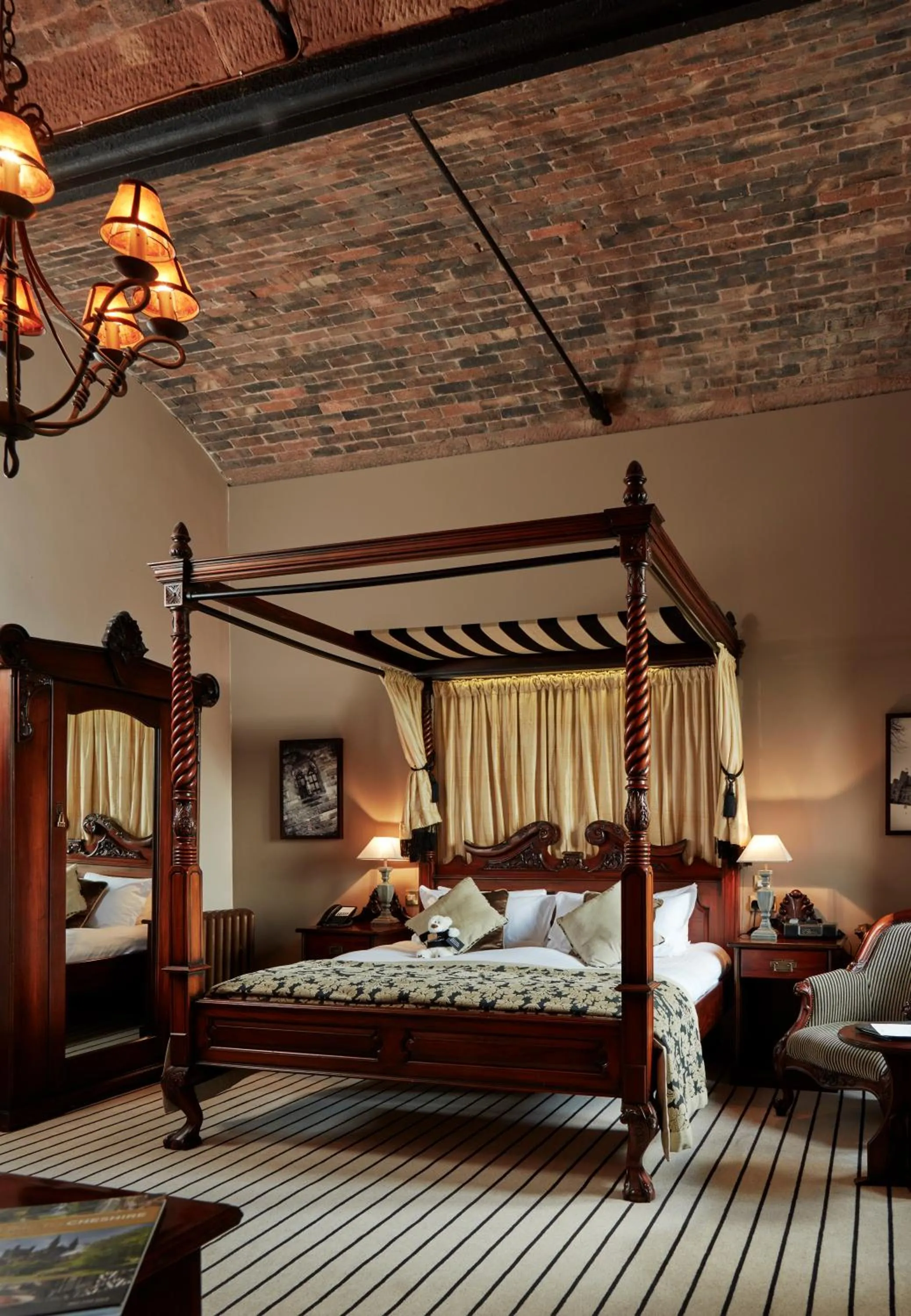 Bedroom, Bed in Peckforton Castle