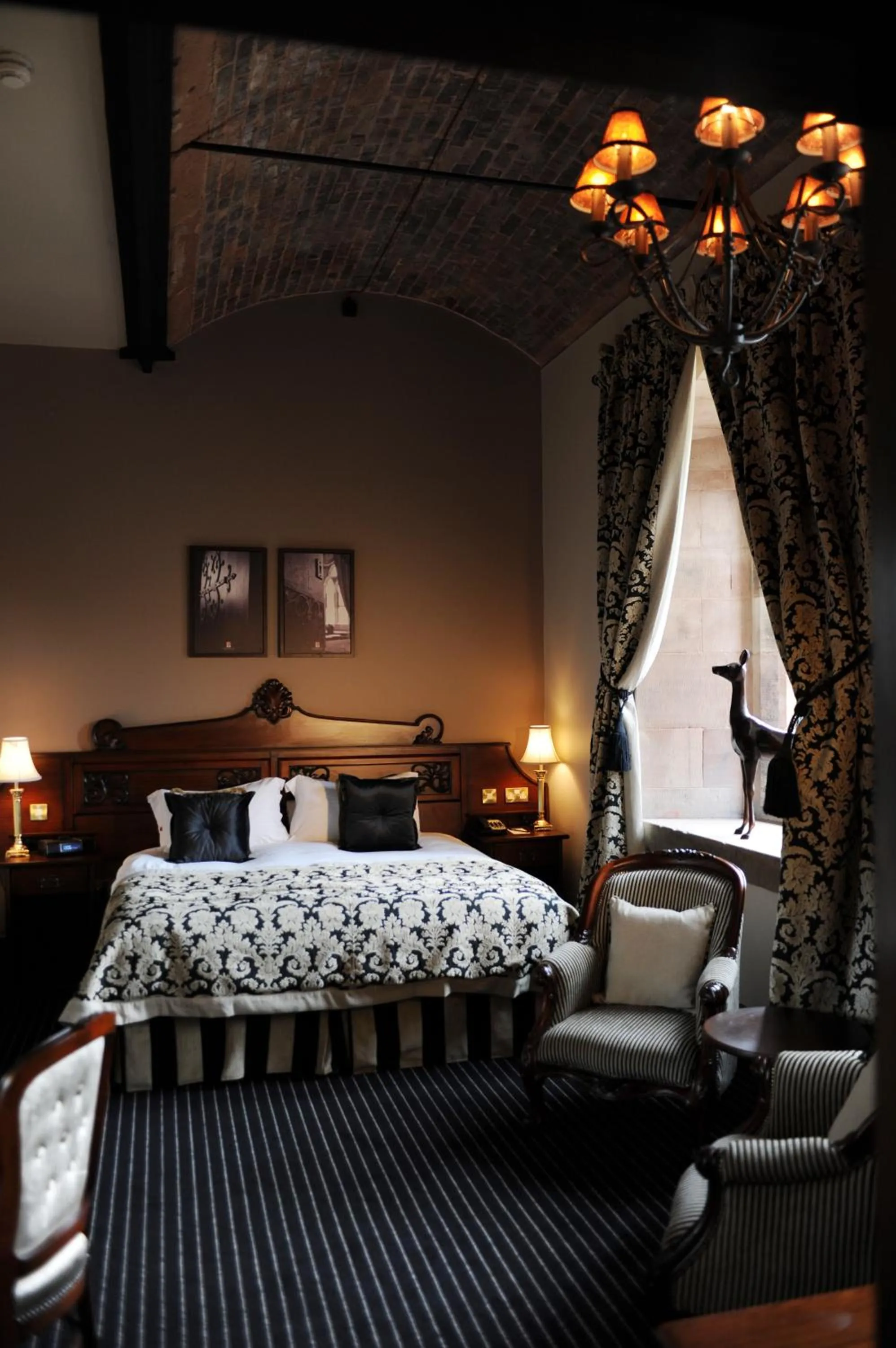 Bedroom, Bed in Peckforton Castle
