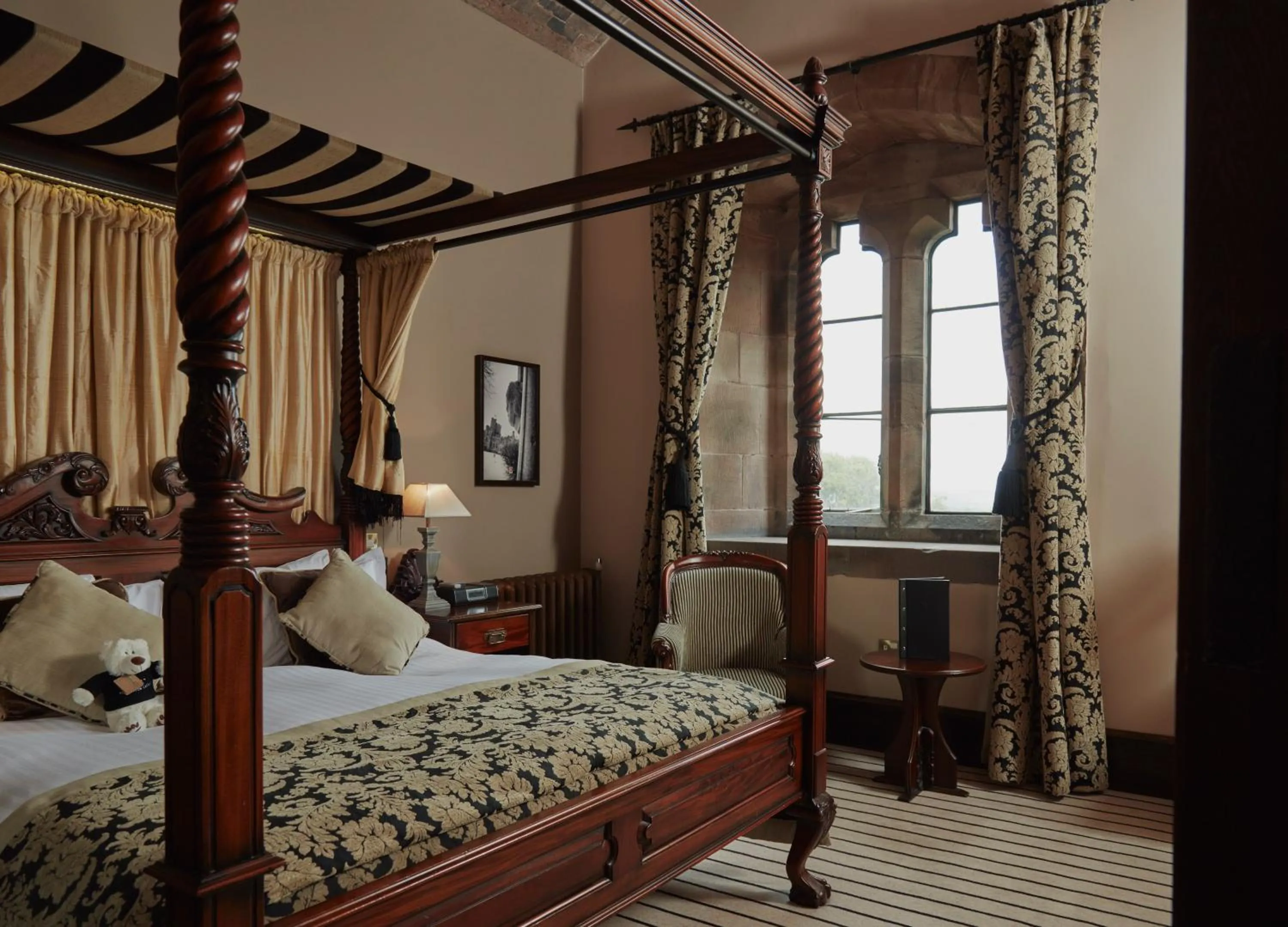Bedroom, Bed in Peckforton Castle