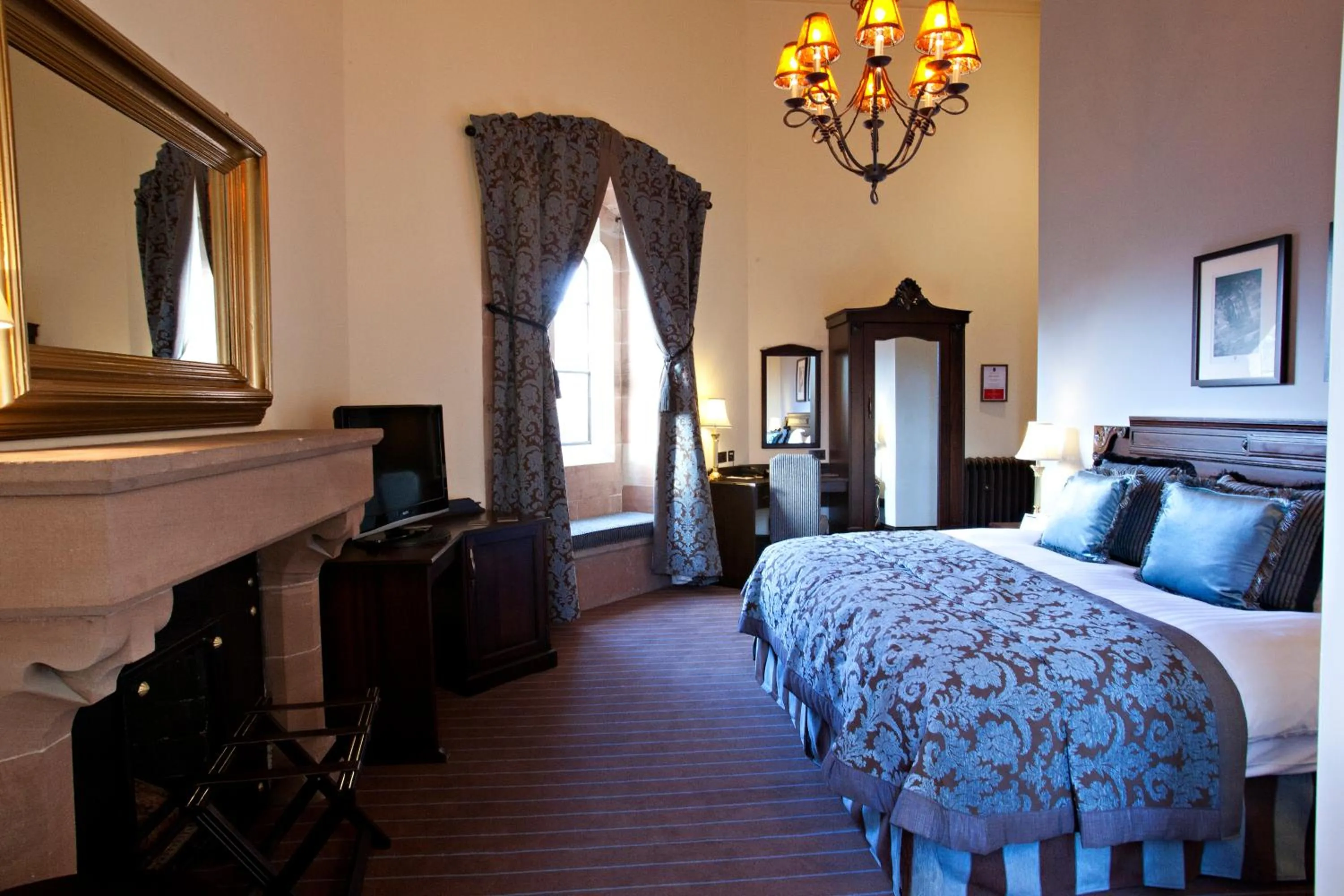 Photo of the whole room, Bed in Peckforton Castle