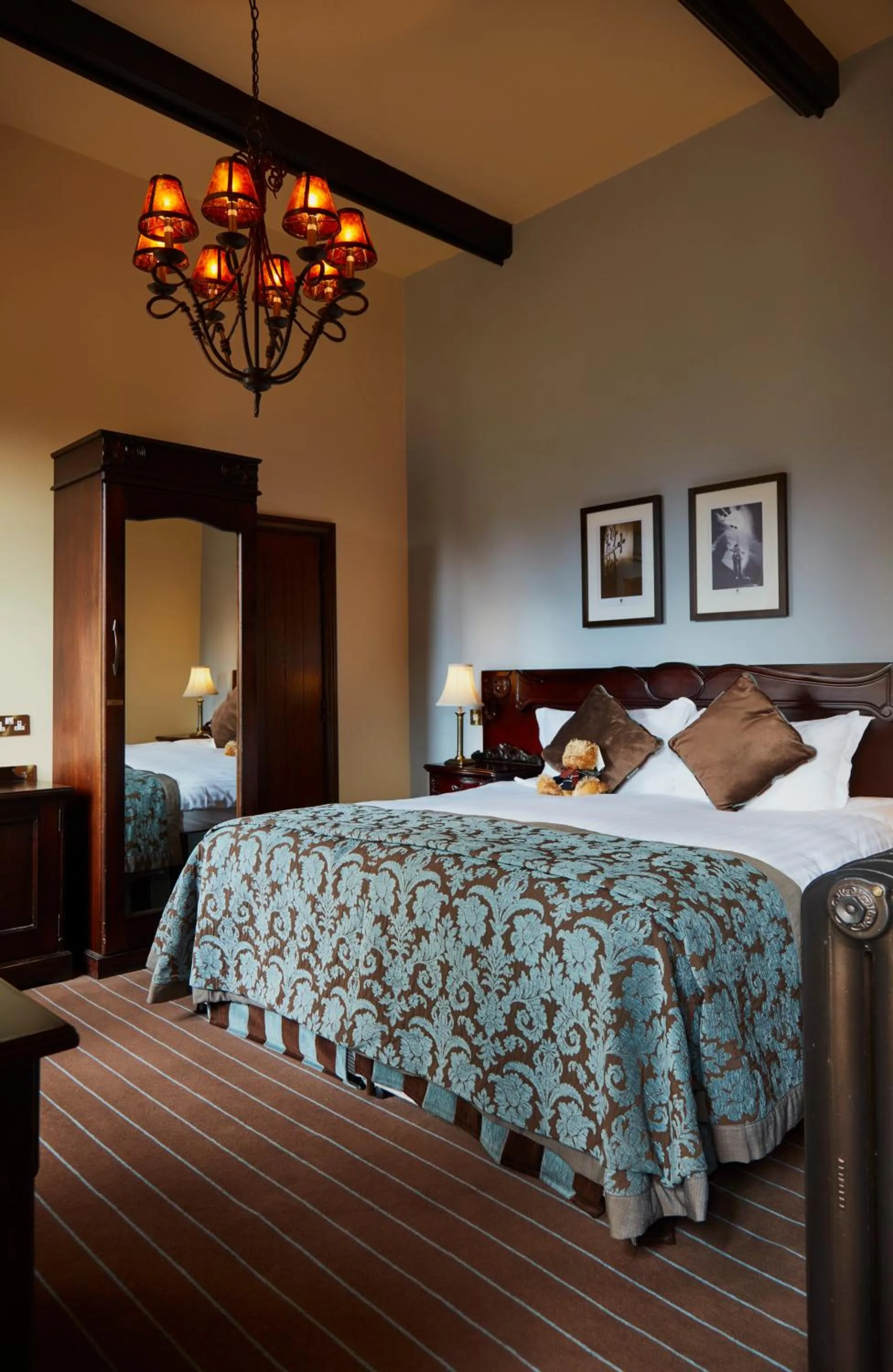 Bedroom, Bed in Peckforton Castle