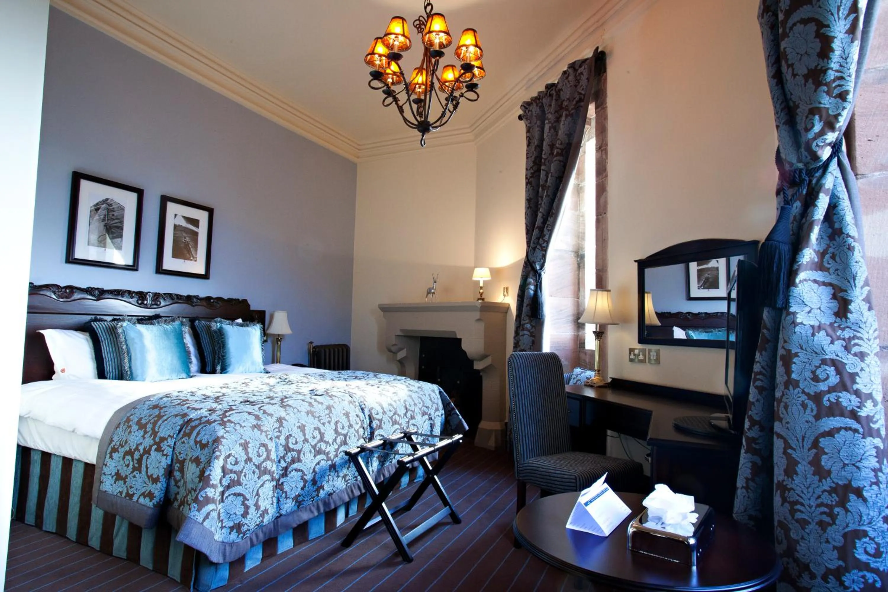 Bedroom, Bed in Peckforton Castle