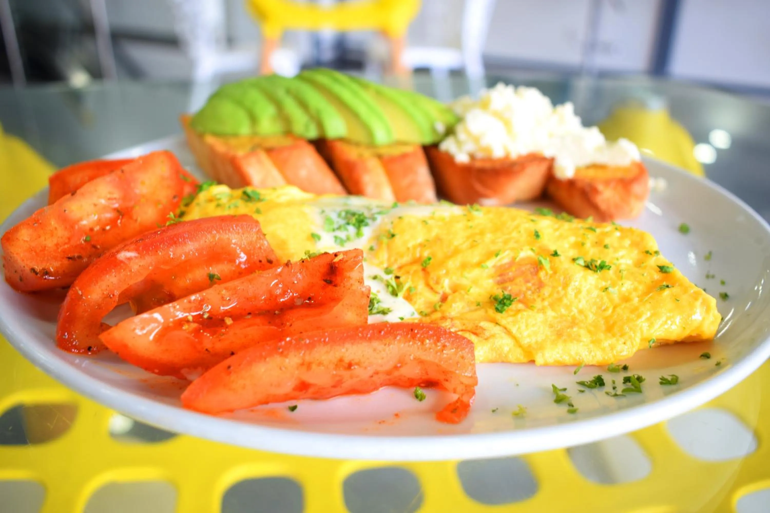 Restaurant/places to eat in Luma Plaza Hotel