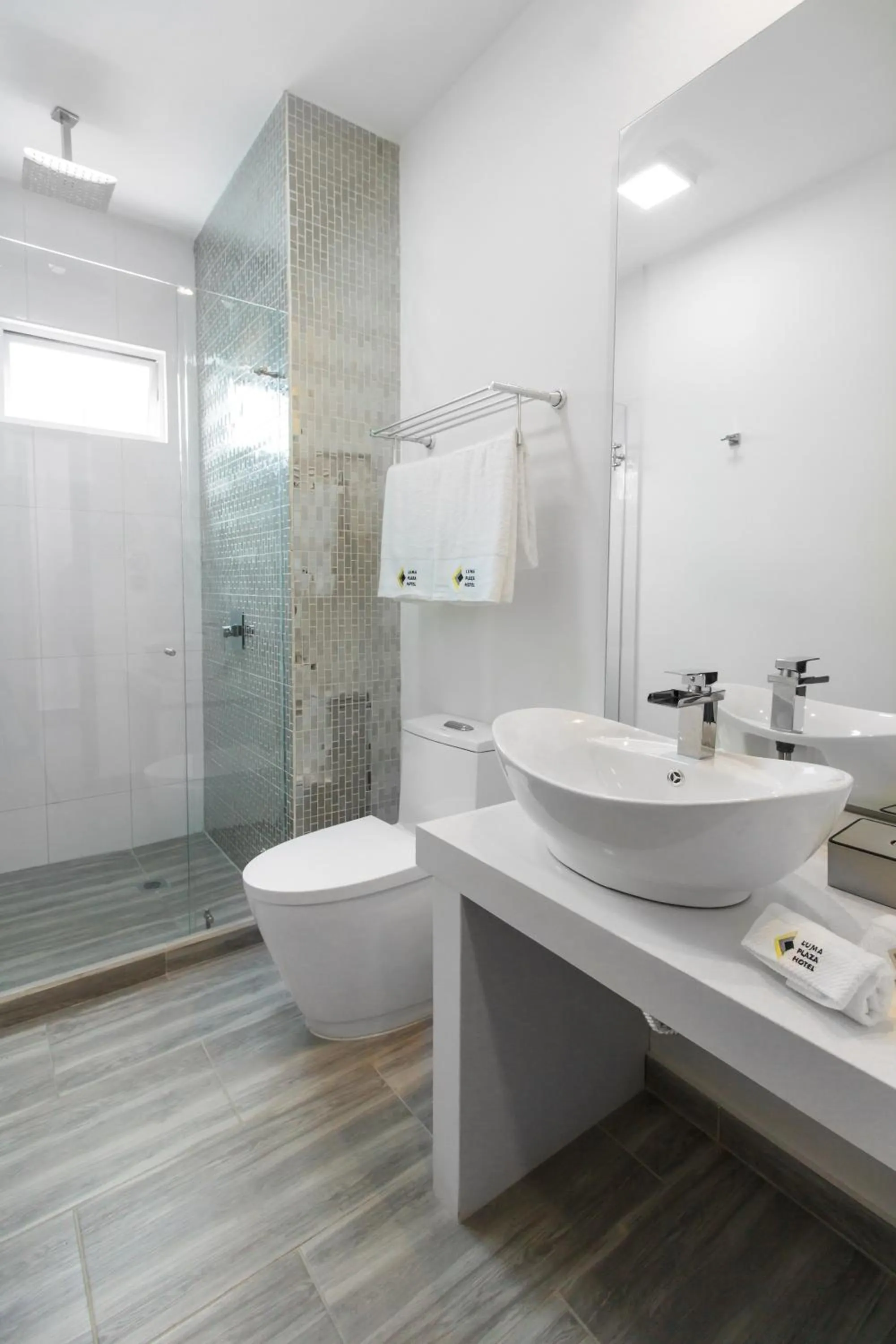 Shower in Luma Plaza Hotel