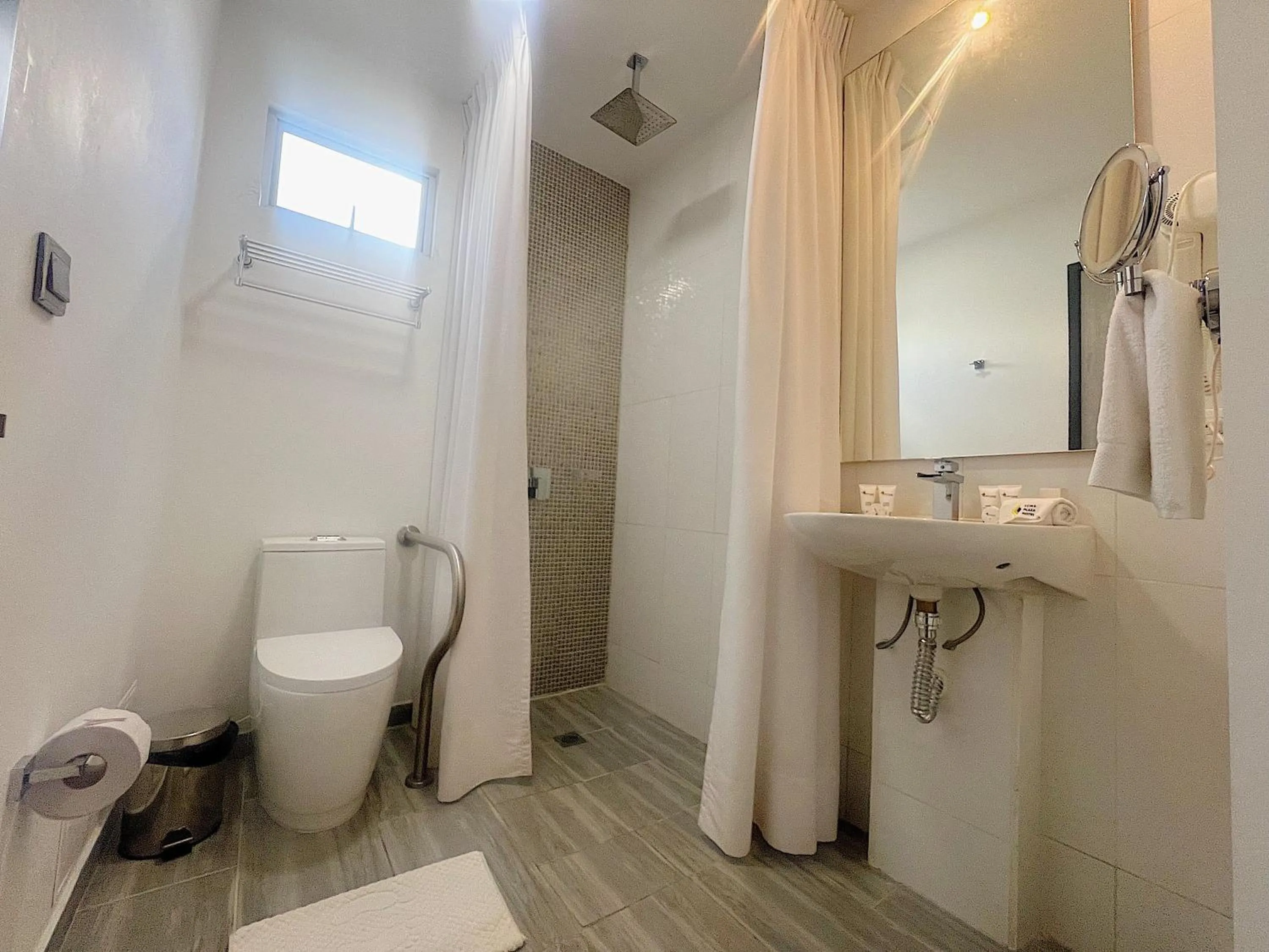 Bathroom in Luma Plaza Hotel