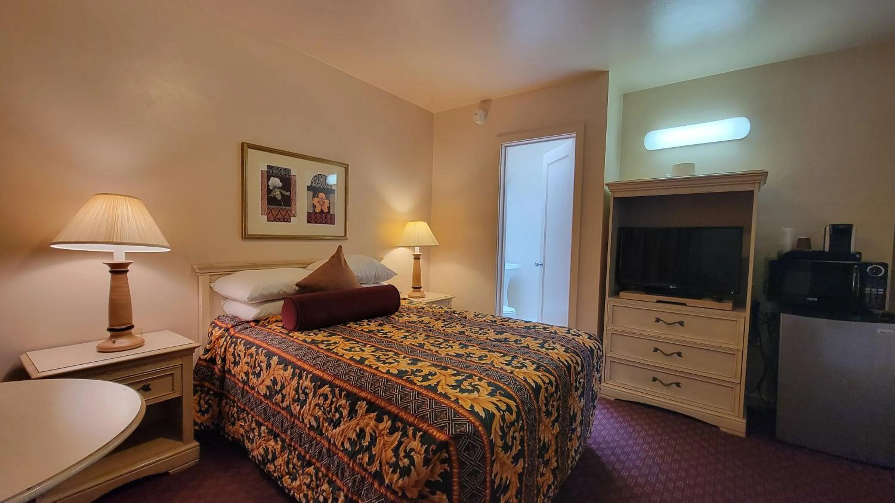 Bed in El Camino Inn