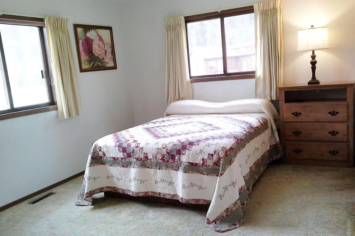Bed in Freedom Ridge Cabins