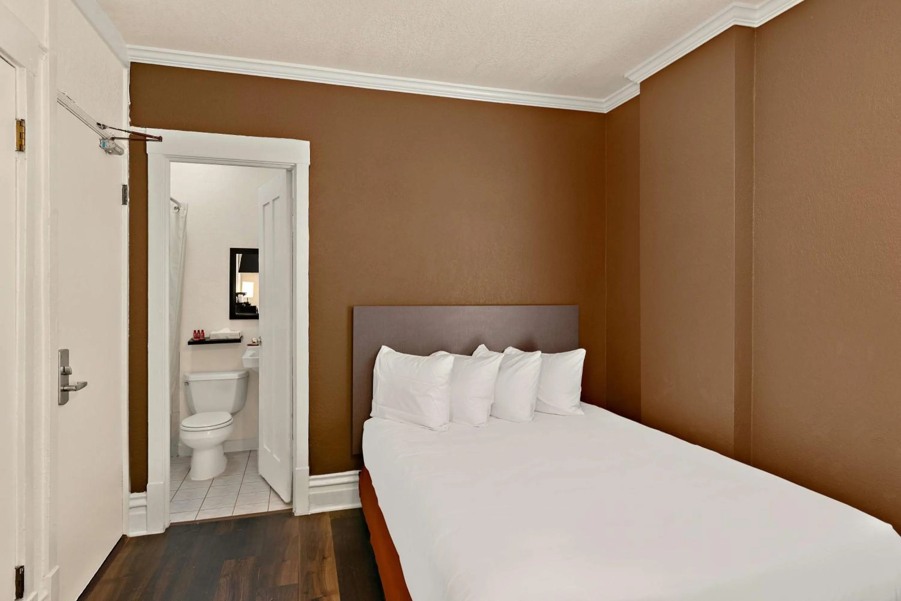 Bedroom, Bed in Mithila San Francisco - SureStay Collection by Best Western