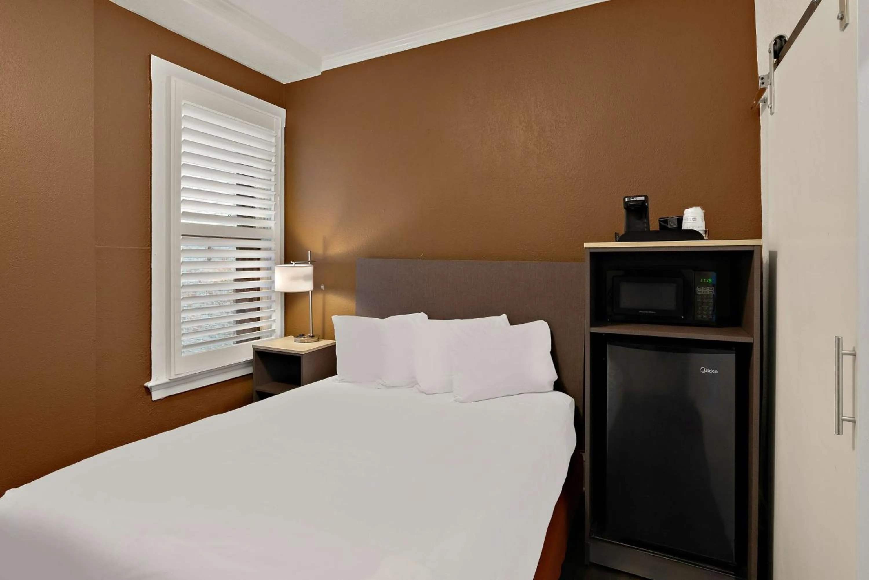 Bedroom, Bed in Mithila San Francisco - SureStay Collection by Best Western