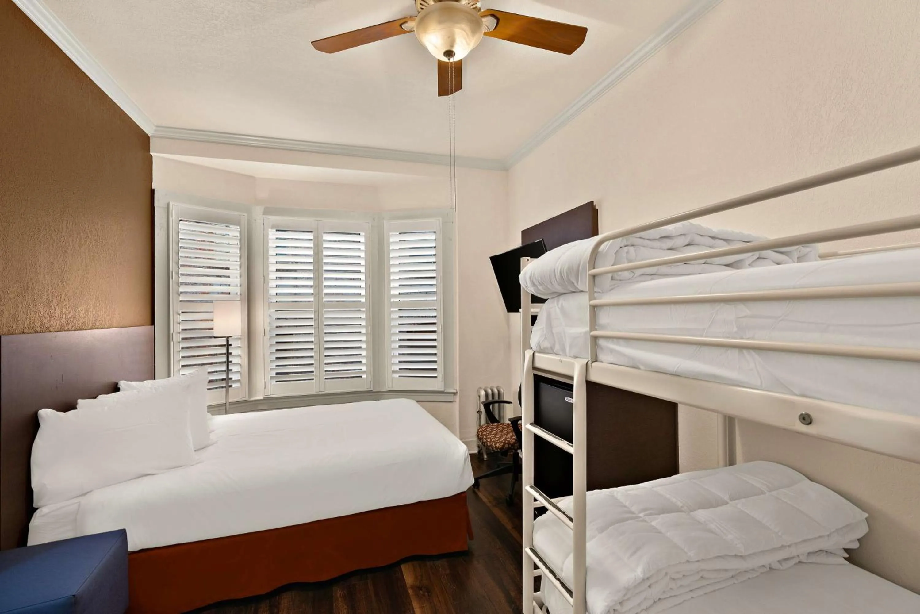 Bedroom, Bed in Mithila San Francisco - SureStay Collection by Best Western