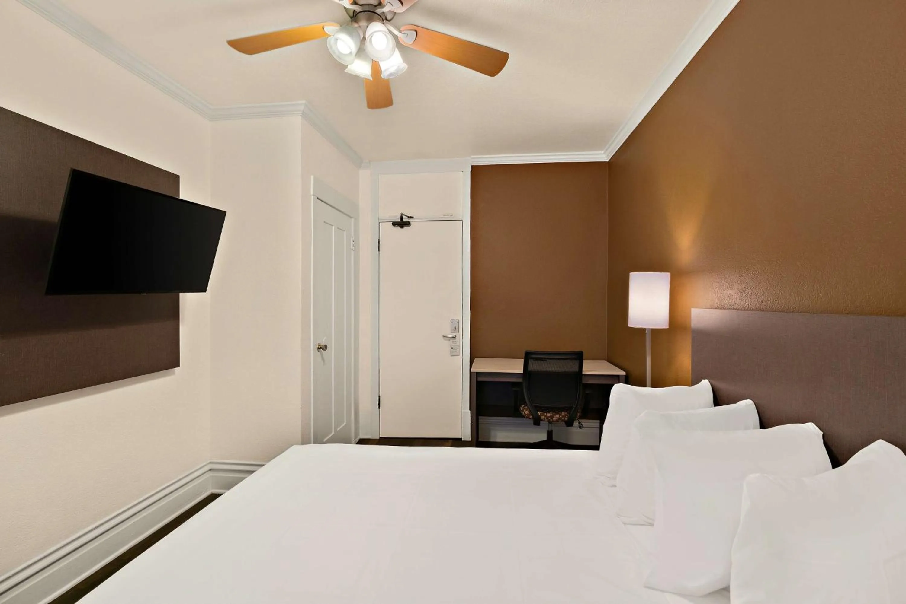 Bedroom, Bed in Mithila San Francisco - SureStay Collection by Best Western