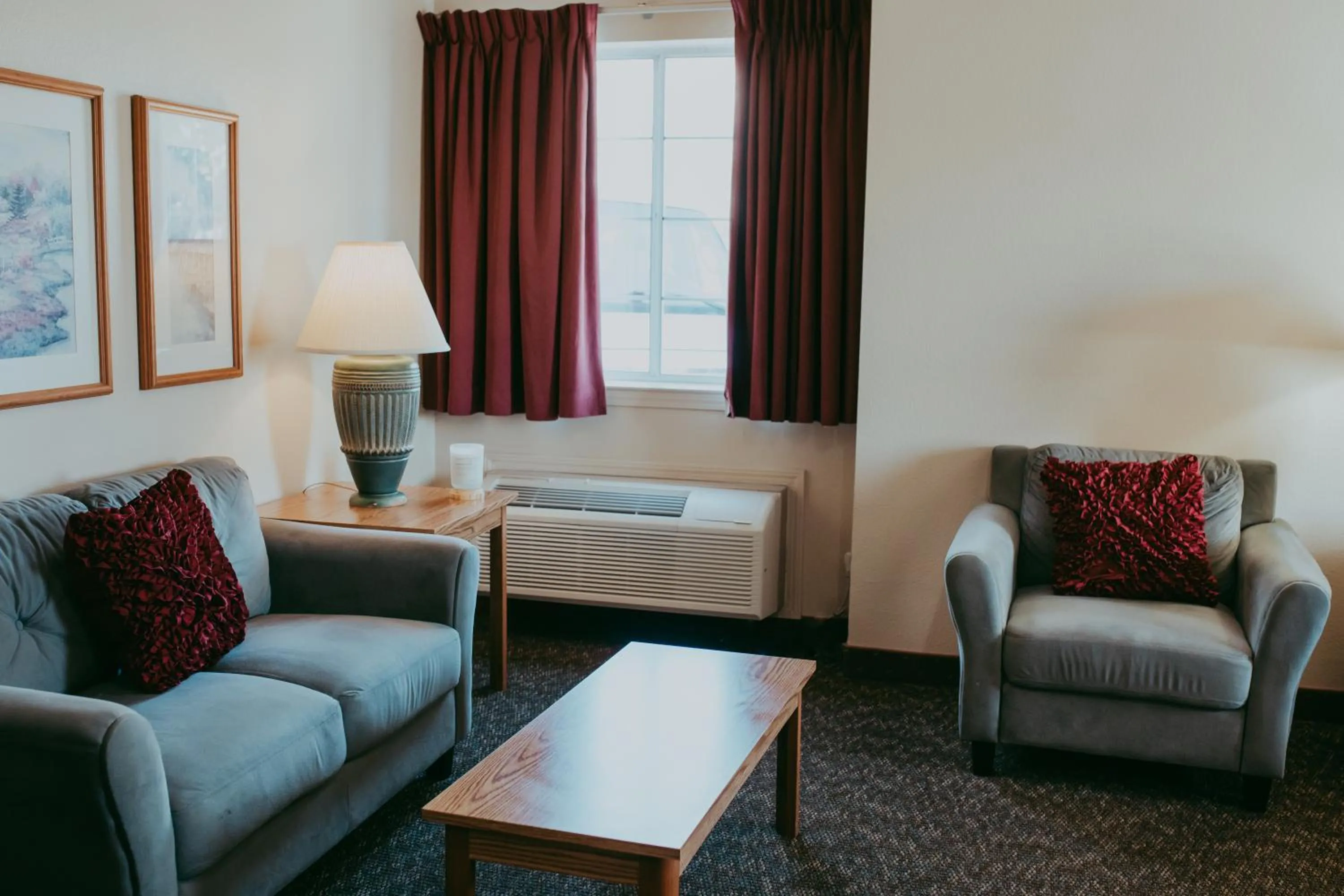 Living room in Carson City Plaza Hotel