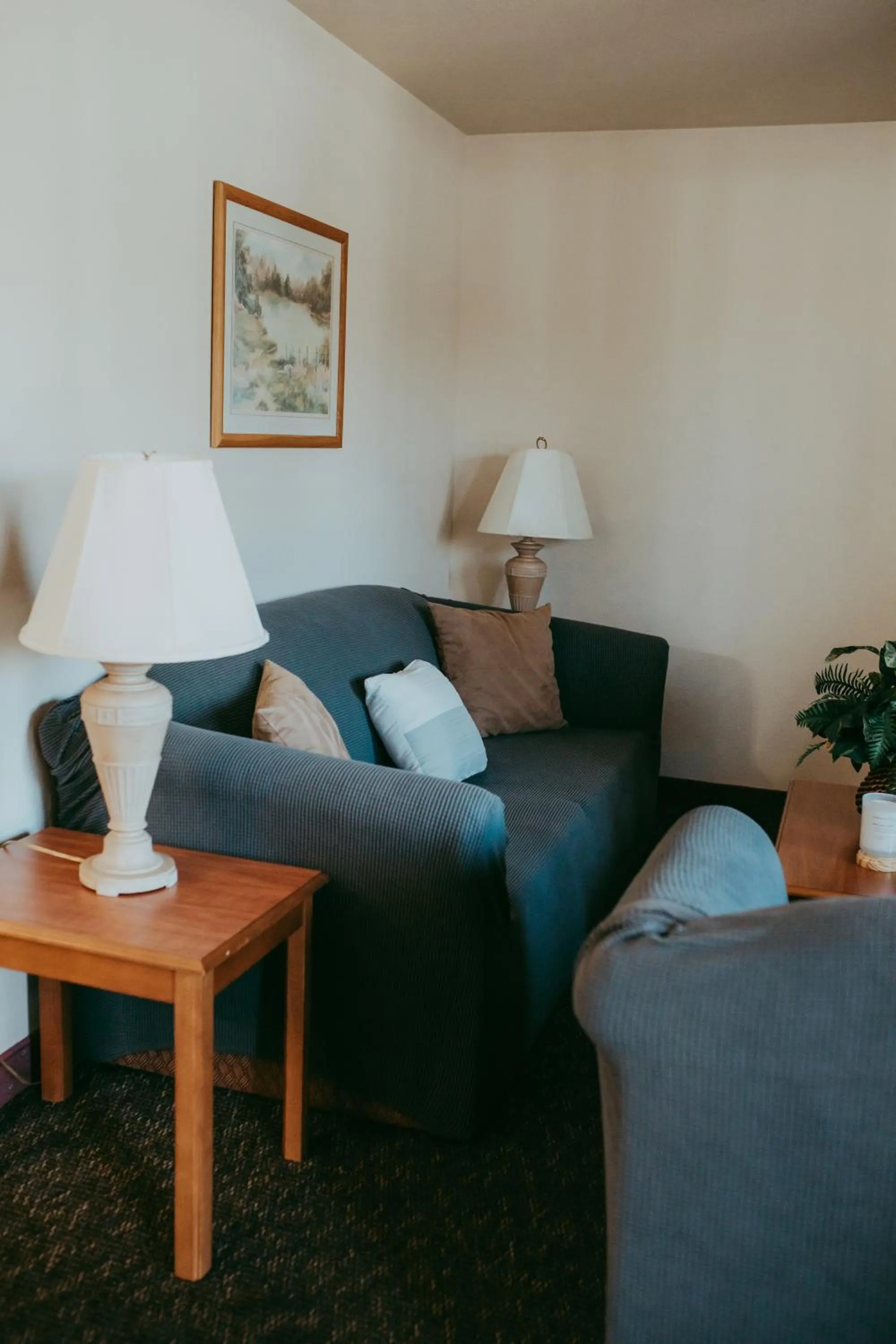 Living room in Carson City Plaza Hotel