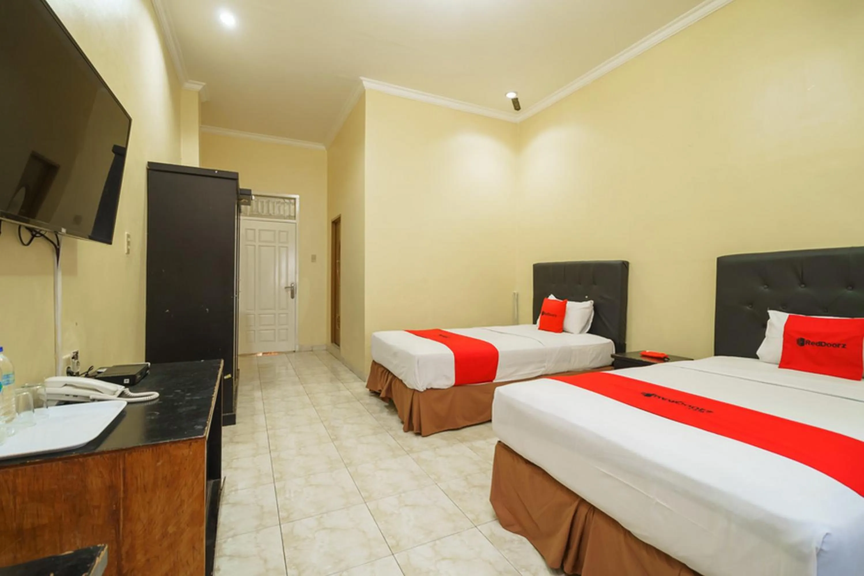 Bed in RedDoorz Plus @ Hotel Sempurna Watervang Lubuk Linggau