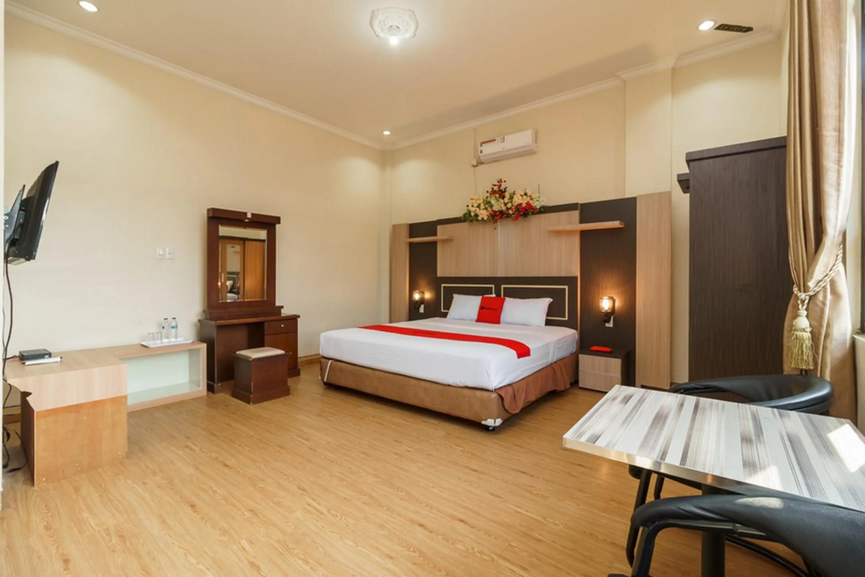 Photo of the whole room, Bed in RedDoorz Plus @ Hotel Sempurna Watervang Lubuk Linggau