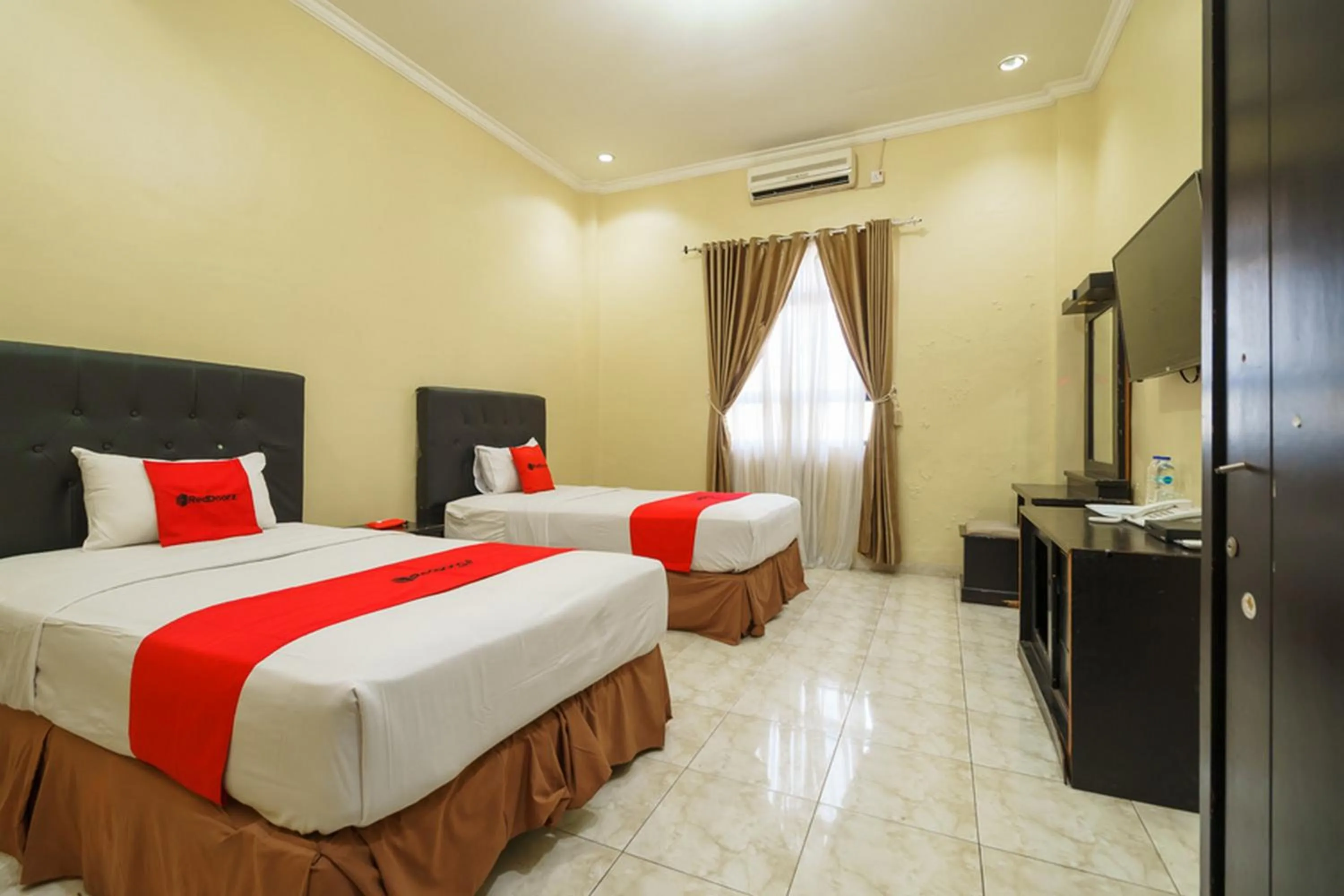 Bedroom, Bed in RedDoorz Plus @ Hotel Sempurna Watervang Lubuk Linggau
