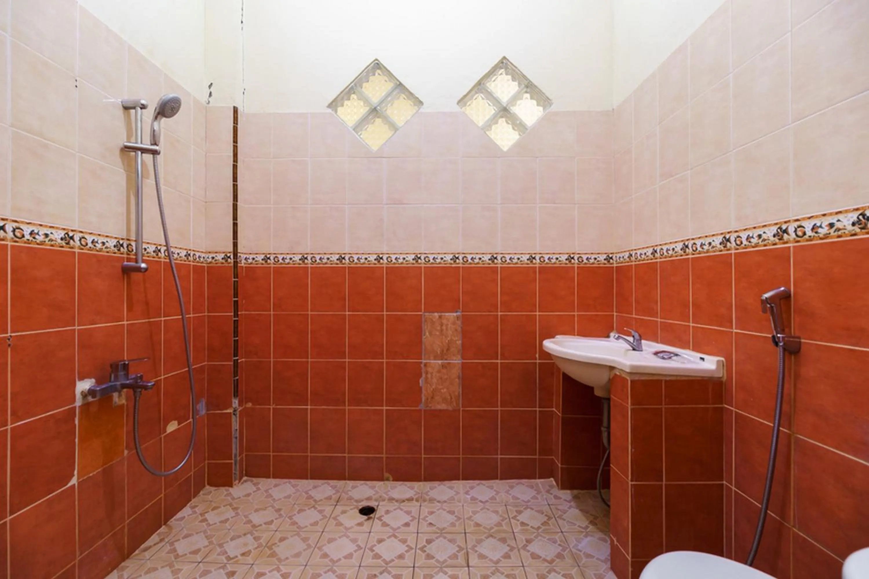 Bathroom in RedDoorz Plus @ Hotel Sempurna Watervang Lubuk Linggau