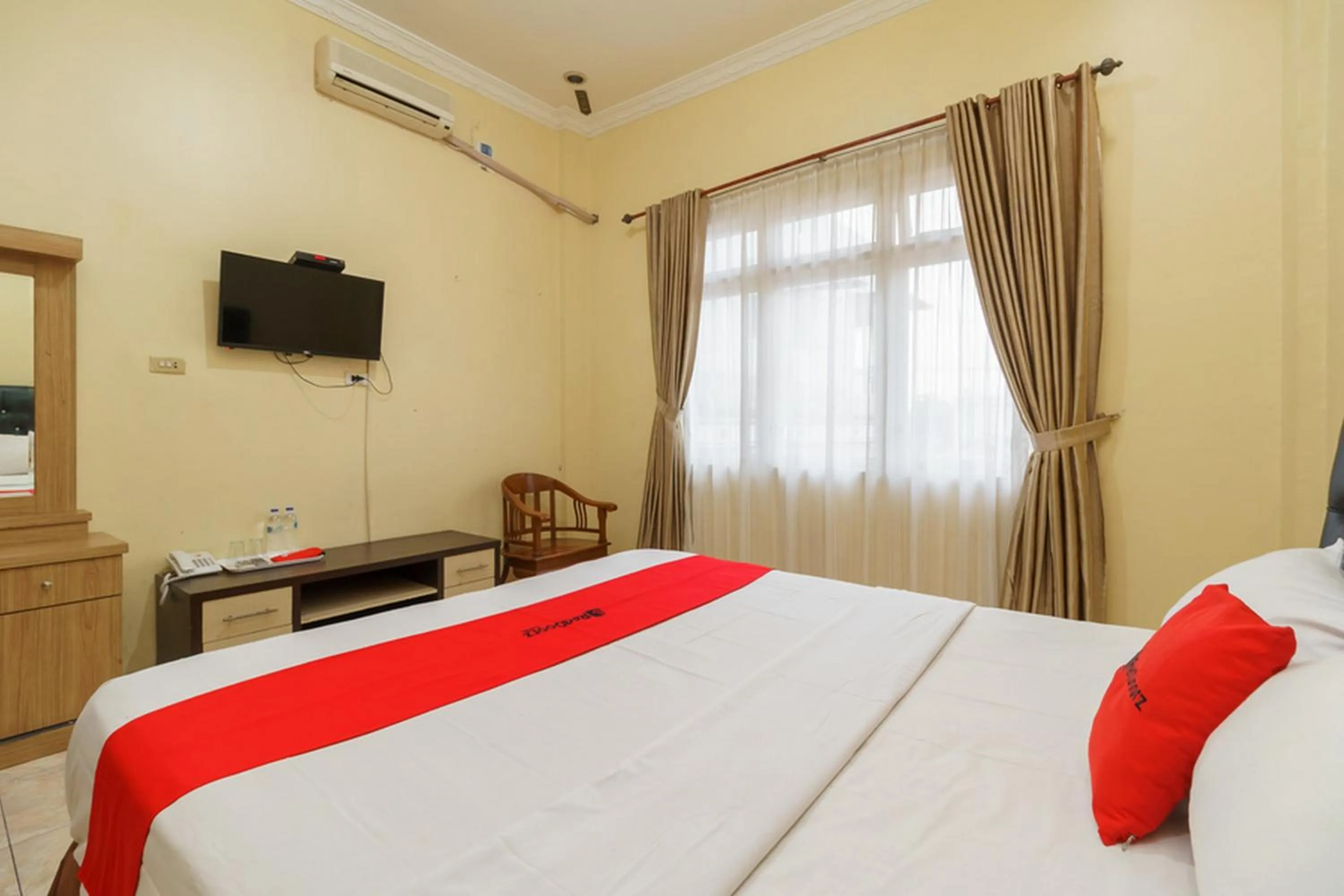 Bed in RedDoorz Plus @ Hotel Sempurna Watervang Lubuk Linggau
