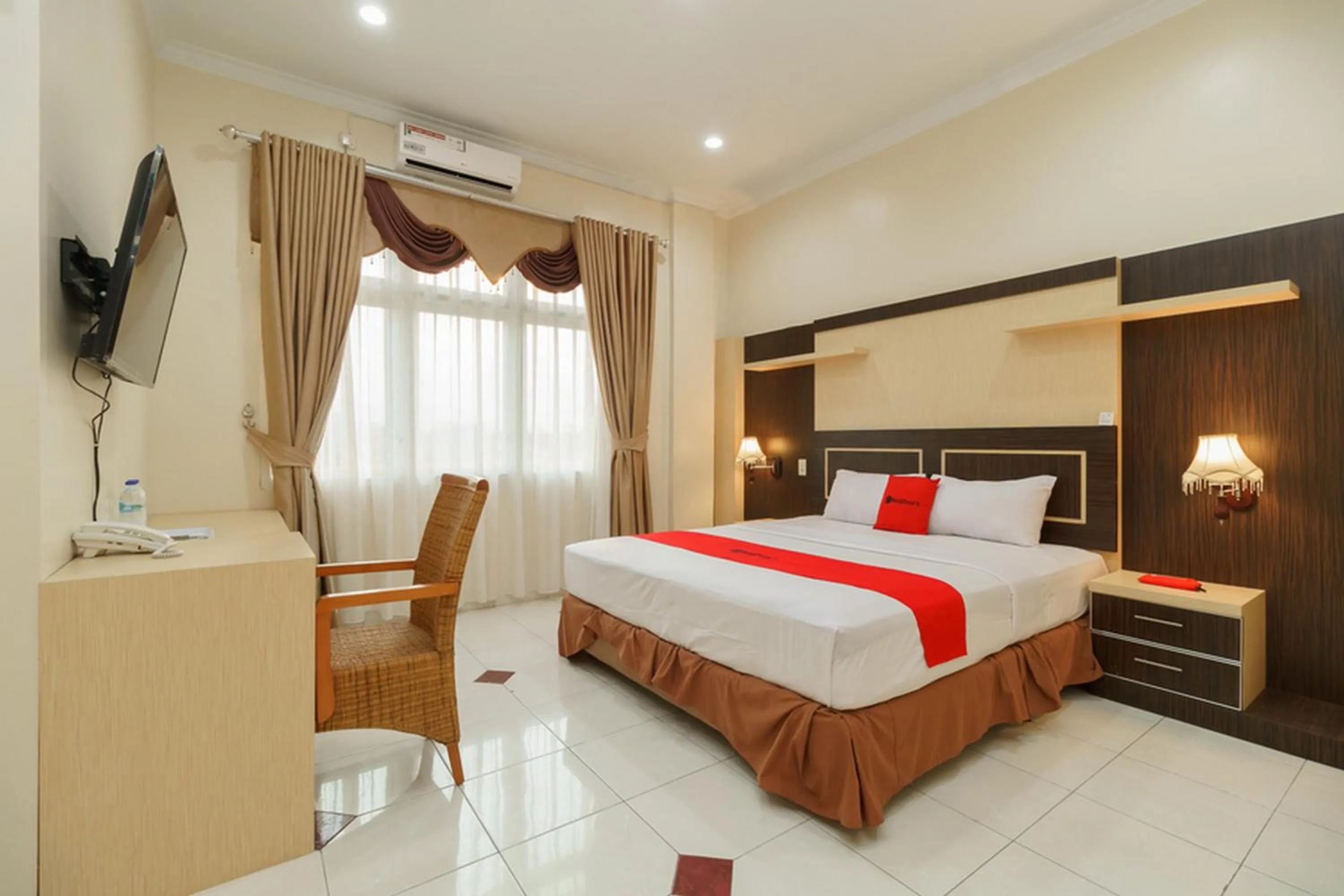 Bed in RedDoorz Plus @ Hotel Sempurna Watervang Lubuk Linggau