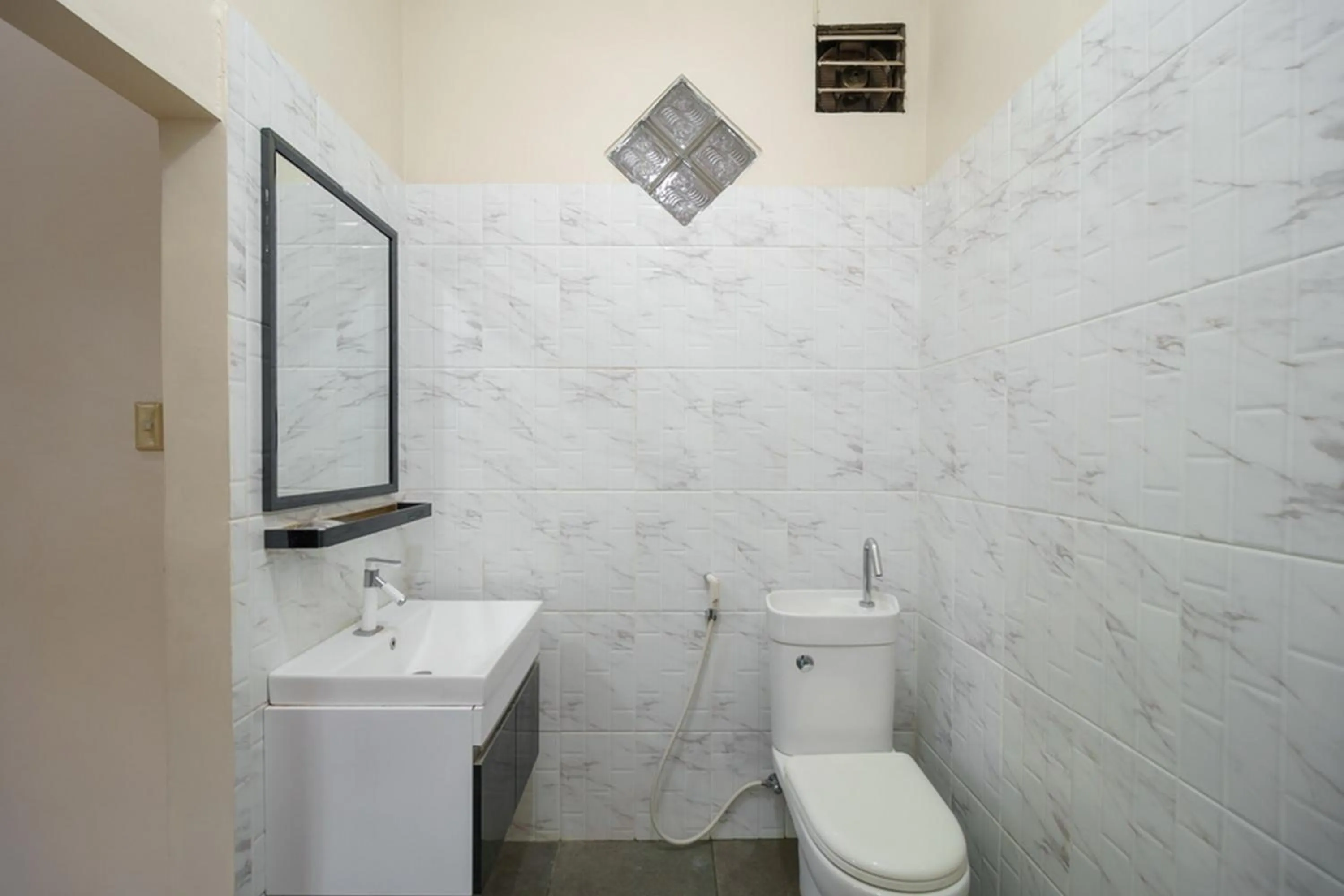 Bathroom in RedDoorz Plus @ Hotel Sempurna Watervang Lubuk Linggau