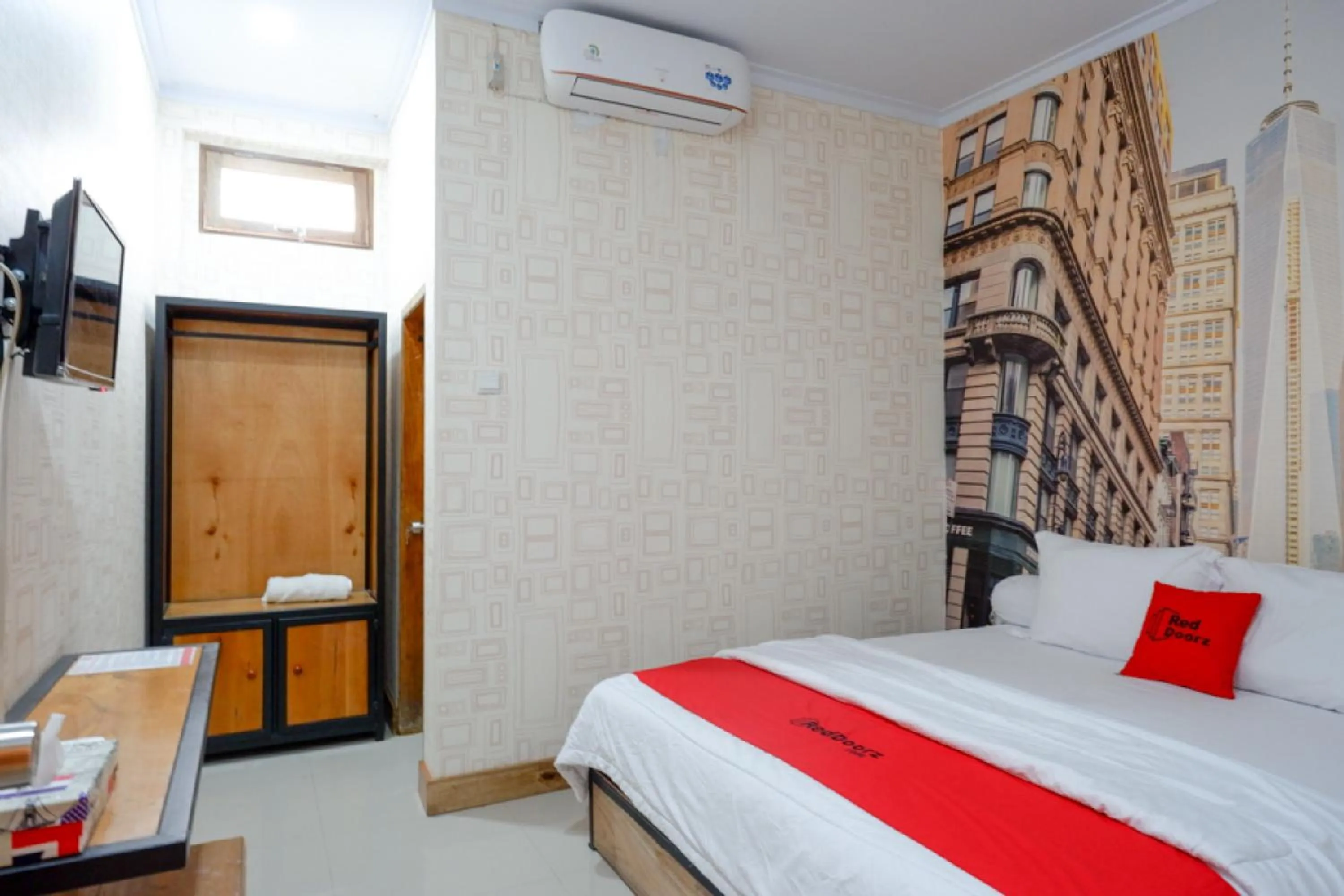 Bedroom, Bed in RedDoorz Syariah near Universitas Negeri Gorontalo 2