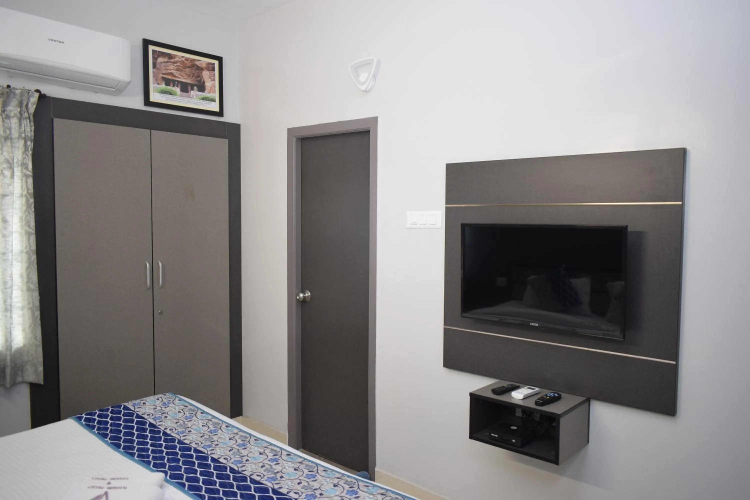 Photo of the whole room in Viswa Residency by Azalea