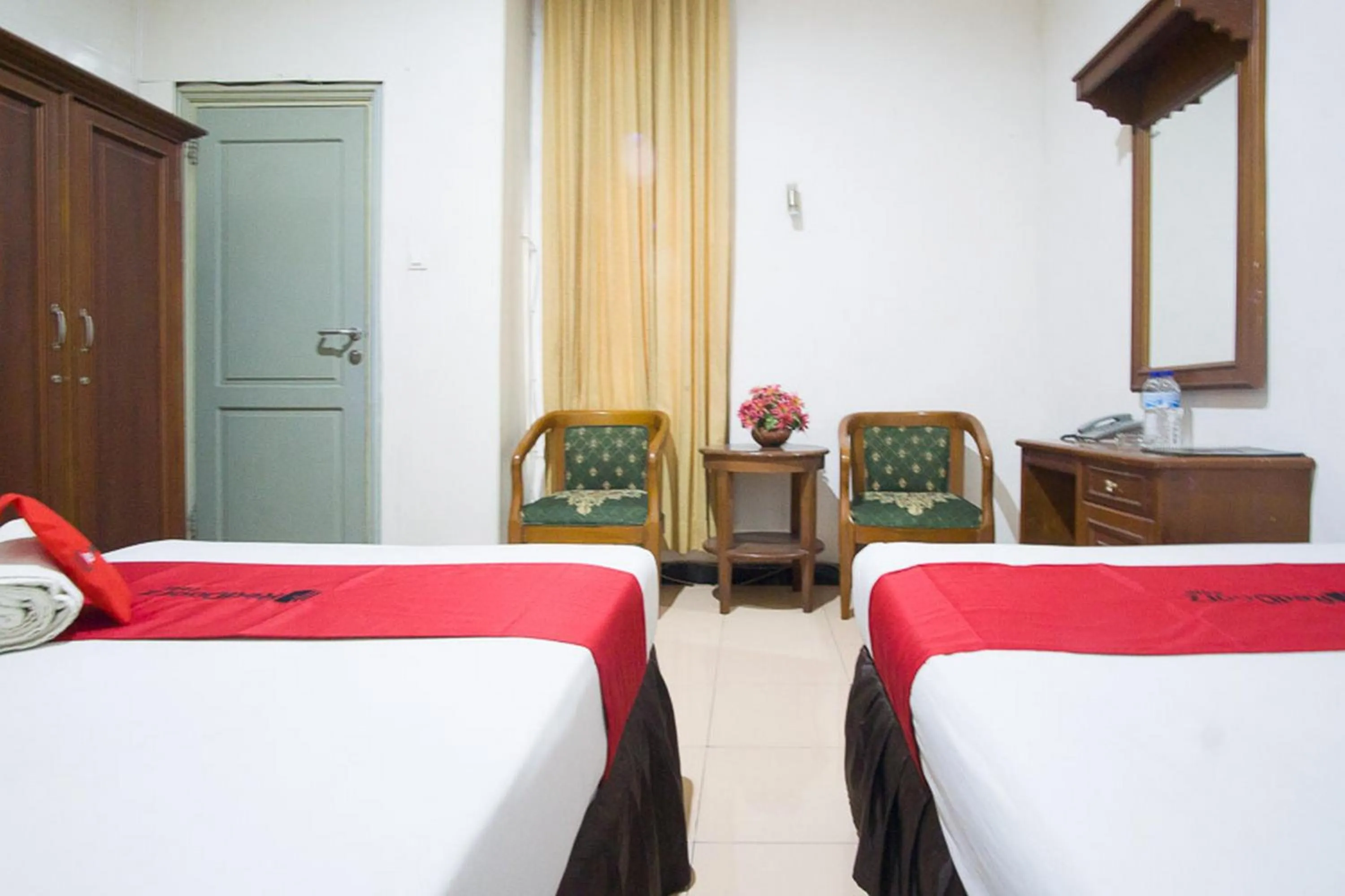 Bedroom, Bed in RedDoorz near Pantai Falajawa Kota Ternate