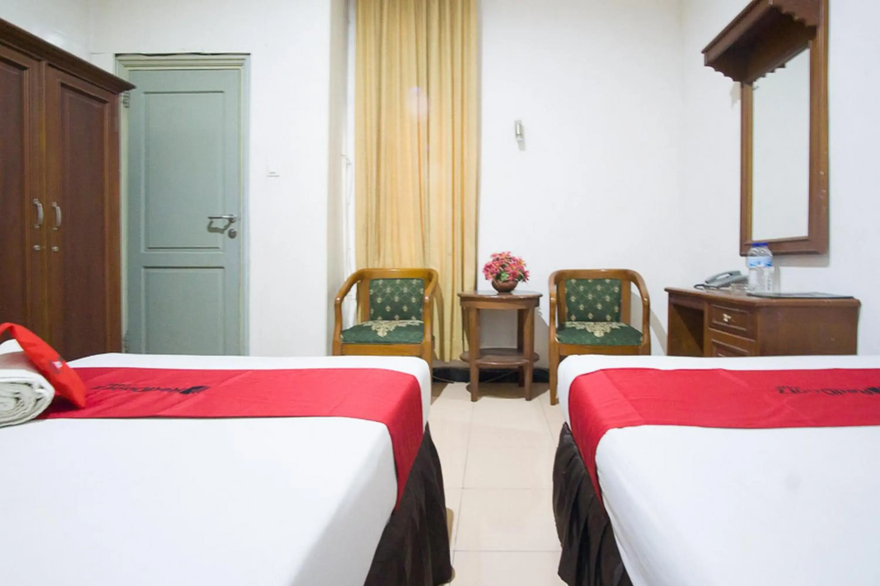 Twin Room in RedDoorz near Pantai Falajawa Kota Ternate Twin Room in RedDoorz near Pantai Falajawa Kota Ternate