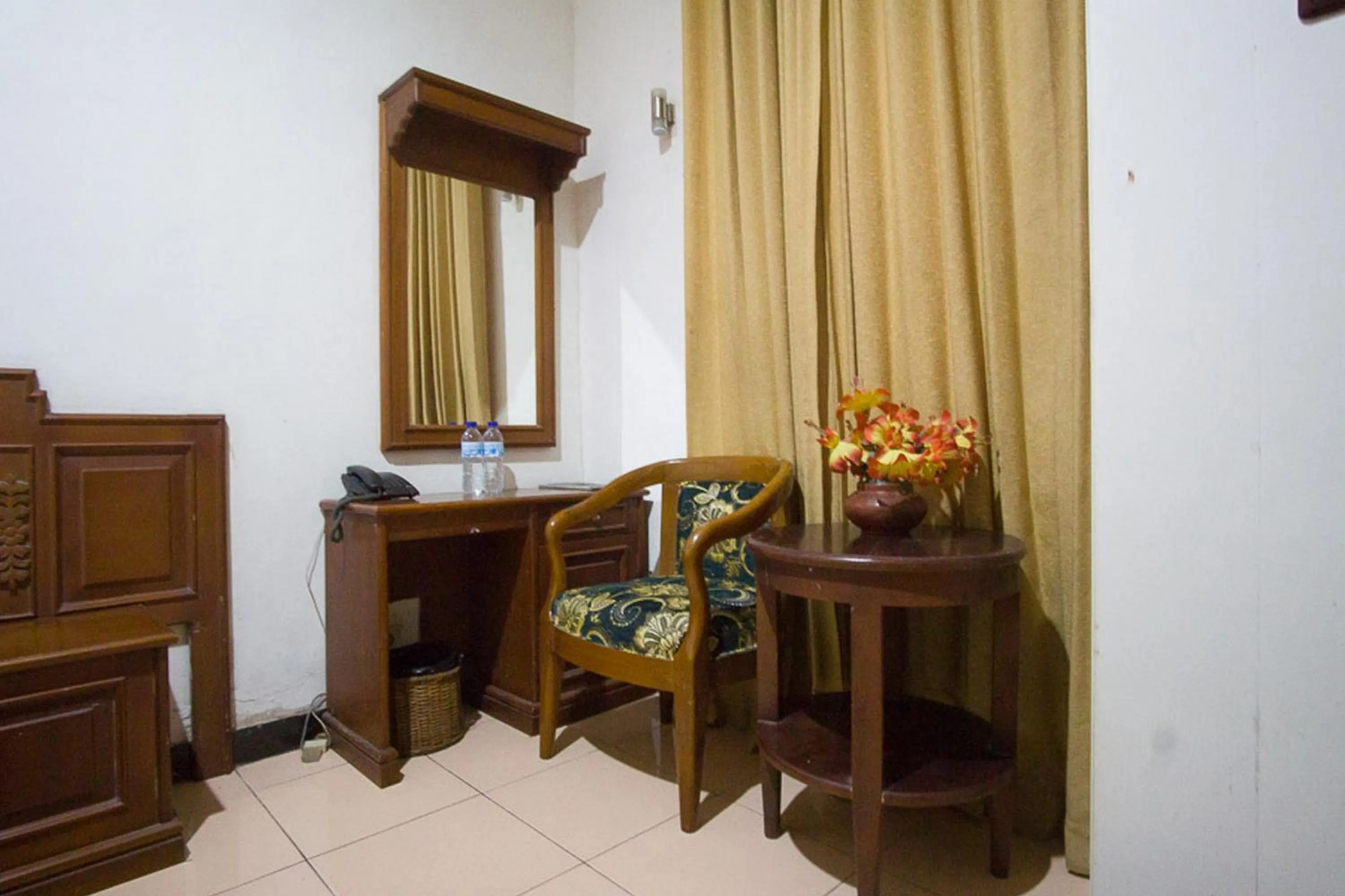 Seating area in RedDoorz near Pantai Falajawa Kota Ternate