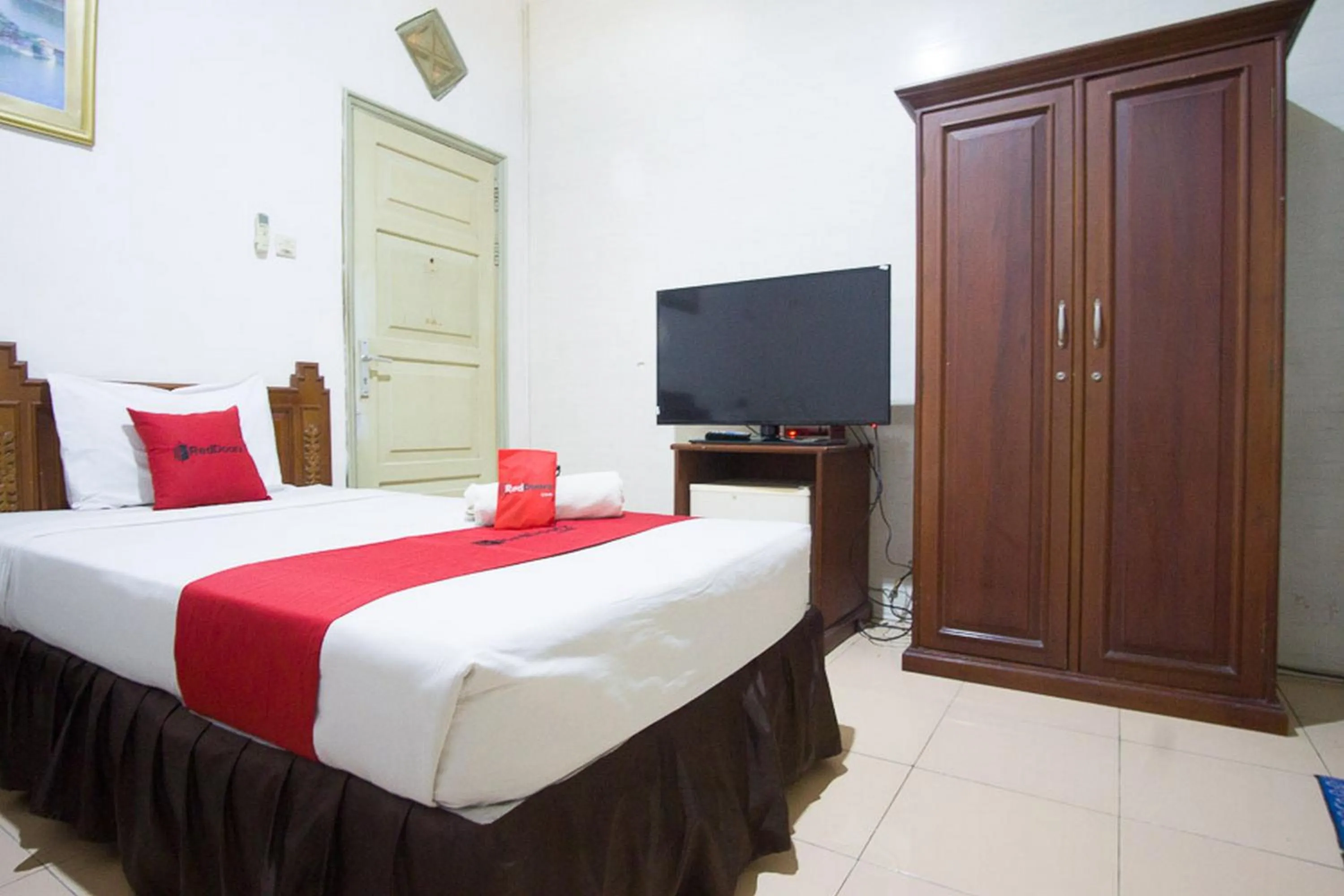 Bedroom, Bed in RedDoorz near Pantai Falajawa Kota Ternate